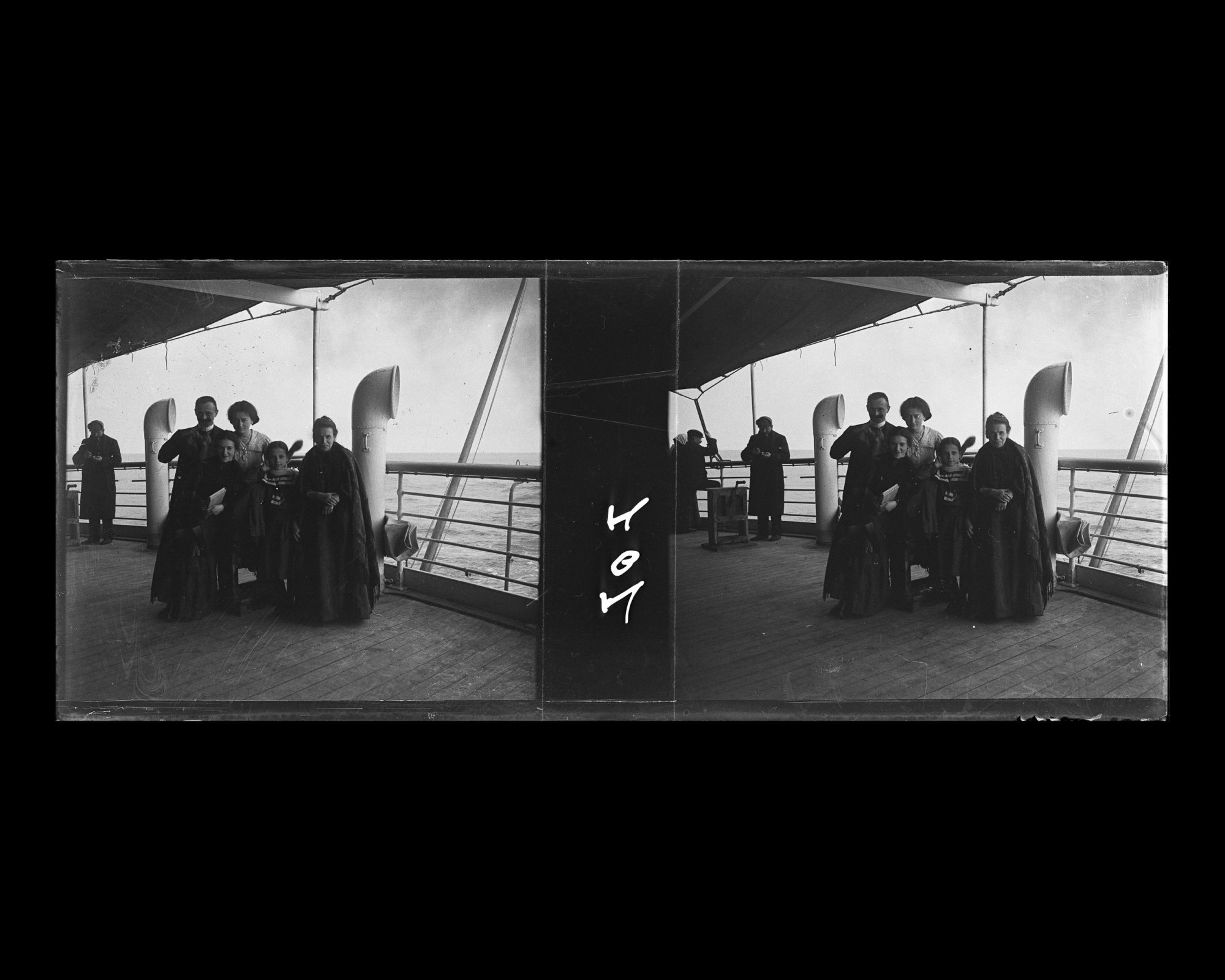 Image représentant Passagers des 2emes classes sur la plateforme située à la poupe du navire