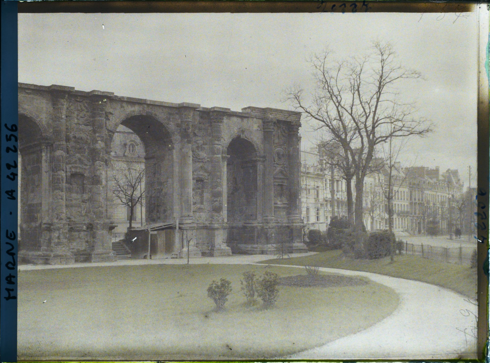 Image représentant France, Reims, La Porte de Mars et l'avenue de la République