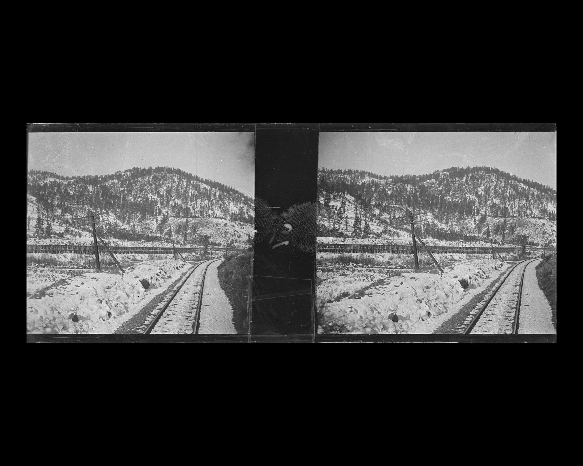 Image représentant La ligne de chemin de fer à travers la montagne de la Sierra Nevada