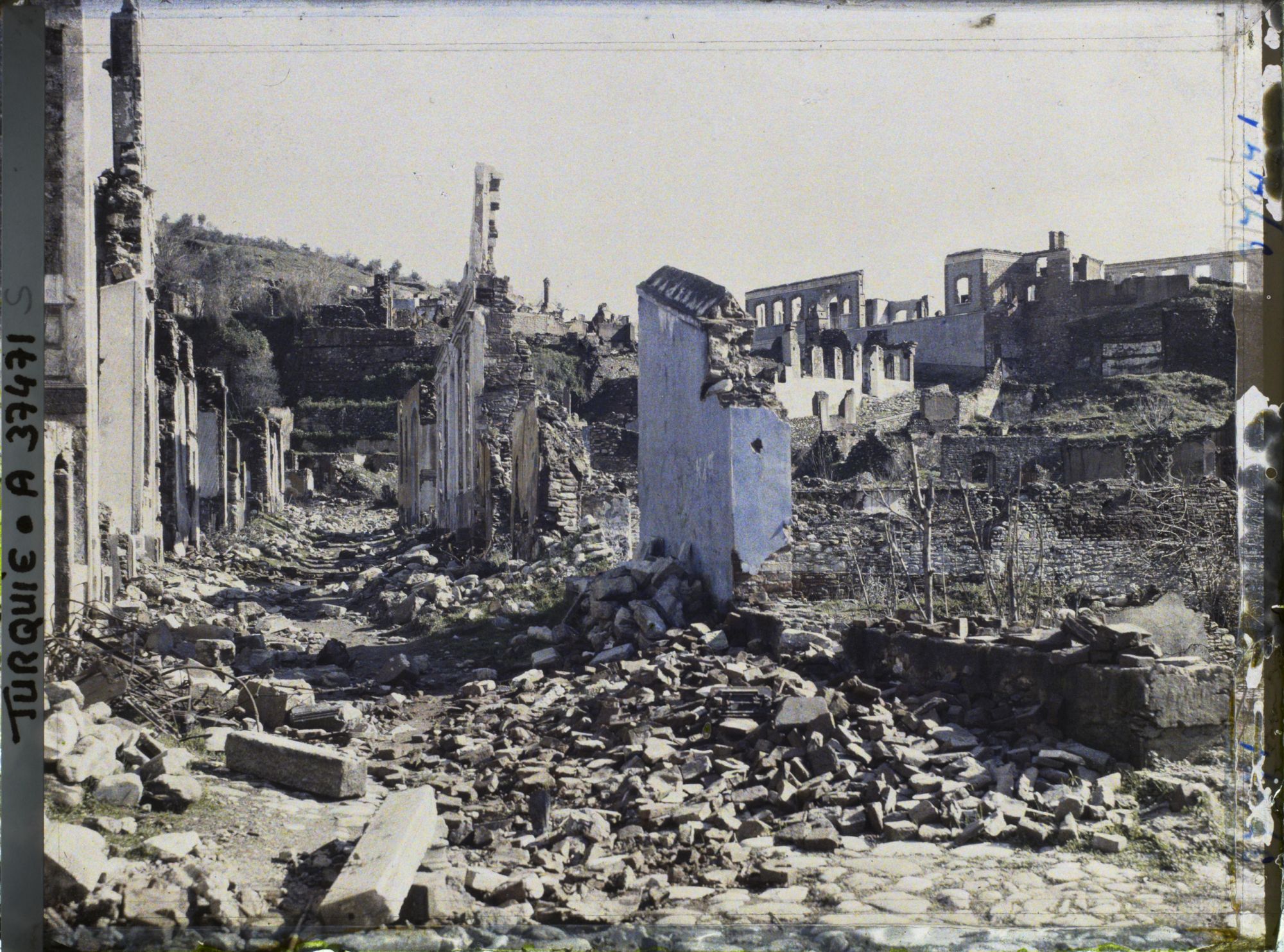 Image représentant Une rue du quartier chrétien (en ruines)