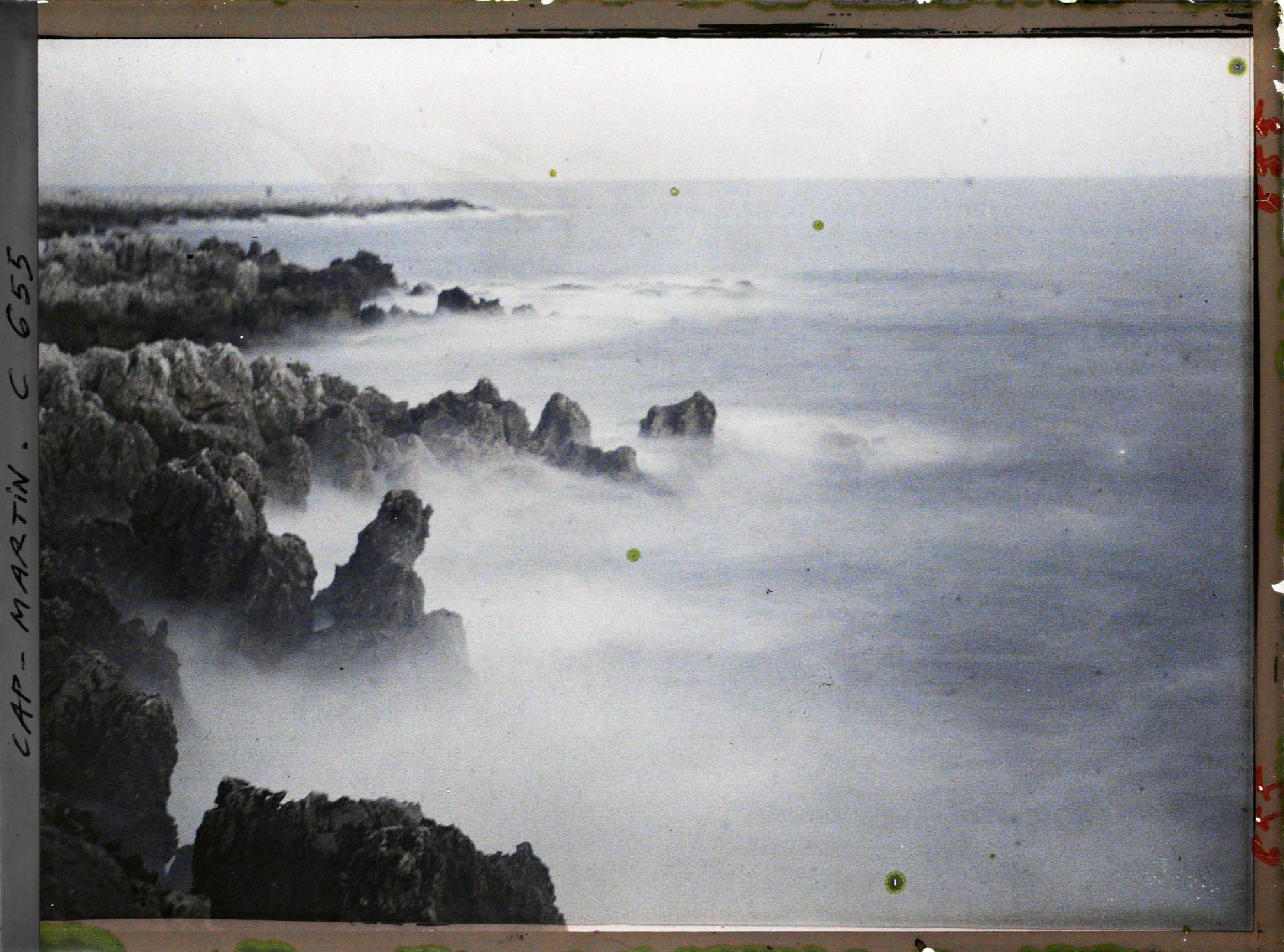 Image représentant Rochers se découpant dans les vagues, près de la pointe du cap Martin