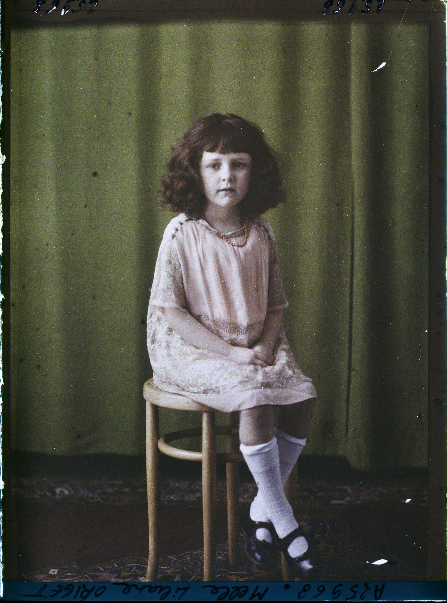 Image représentant Mademoiselle  https://musee-albert-kahn.s-museum.fr/home/NWQ2OTAwYzNmYjZlZTk1ZWQwODJmMjY4L2dlbmVyaWMtbm90aWNlLXRhYi9hdXRob3JpdHkvNjE3YTc5ZjVjZjhiODk2OGIzMzM3ZDIx/5d6900c3fb6ee95ed082f268/generic-notice-tab/authority/617a79ebcf8b8968b33374da Liliane Origet