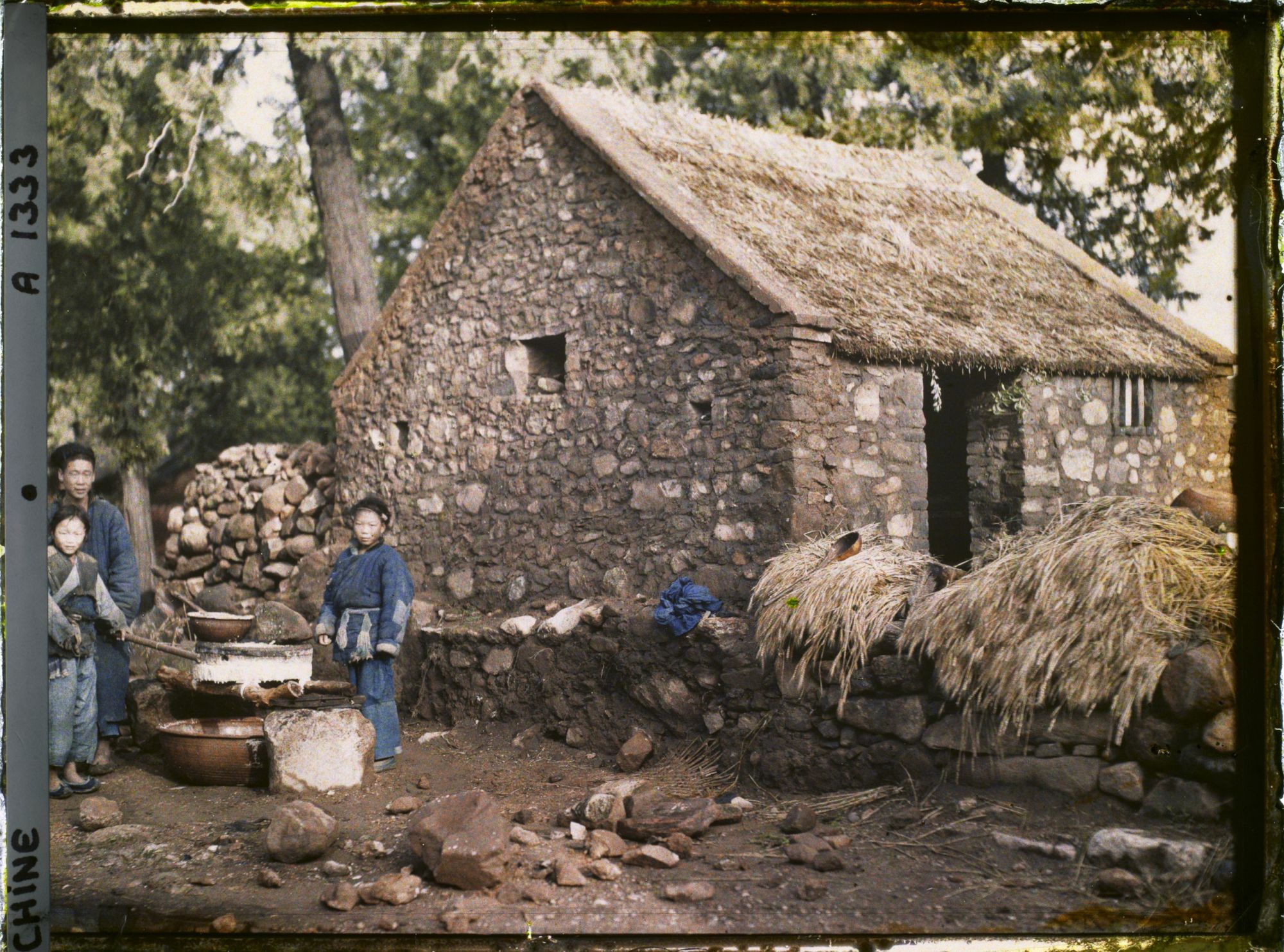 Image représentant Des paysans devant une habitation