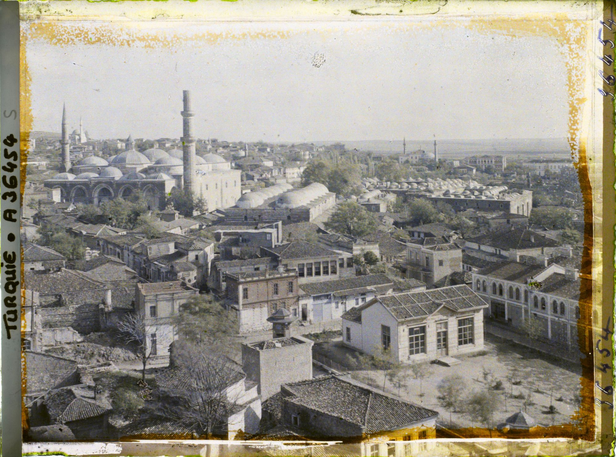 Image représentant Panorama sur la ville. A gauche, l'Eski Camii (la Vieille Mosquée, 1403-1414)