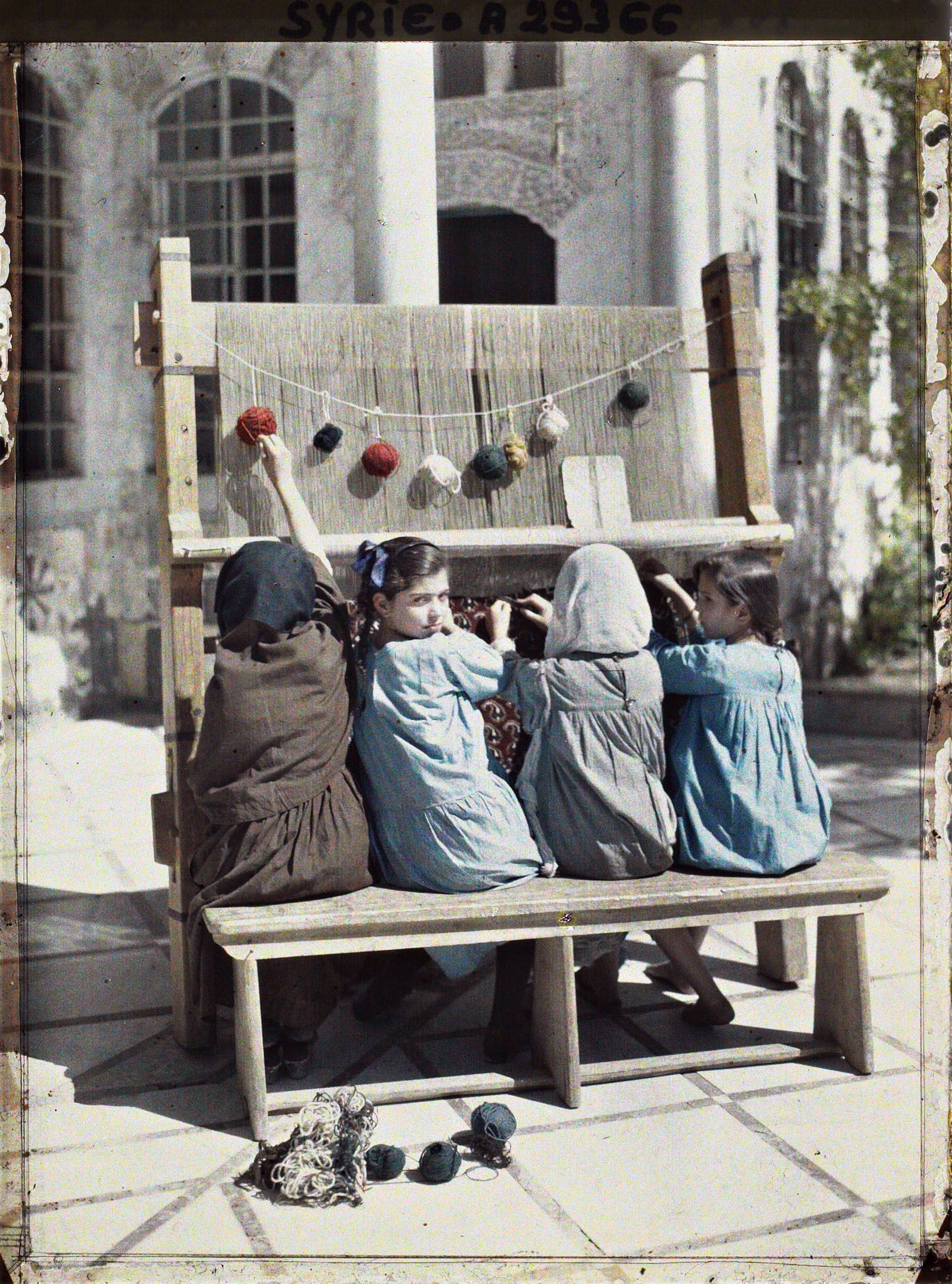 Image représentant Jeunes orphelins attelés à la fabrication d'un tapis dans la cour intérieure de la maison Chamieh