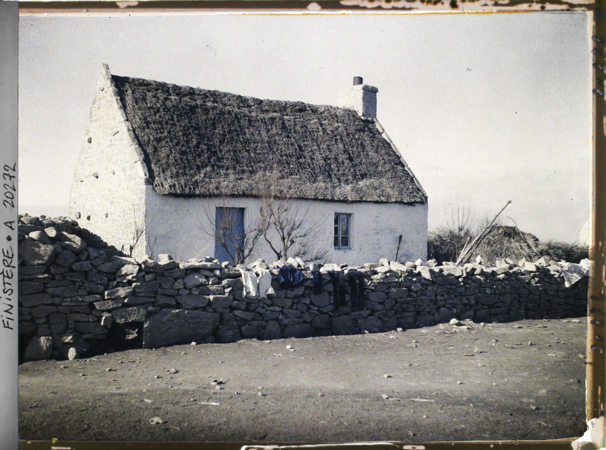 Image représentant Une maison aux murs chaulés et au toit couvert de chaume