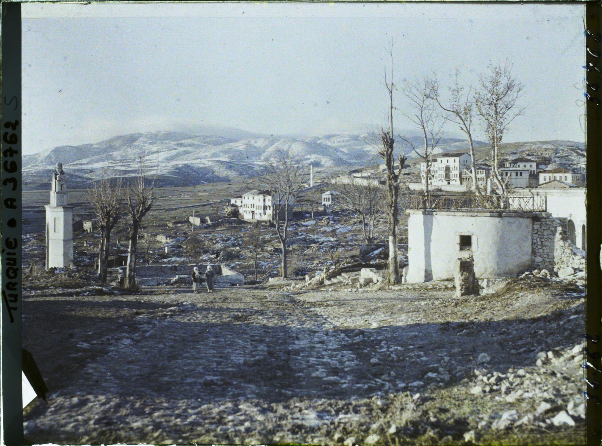 Image représentant Turquie, Biledjik, Une vue du Village brûlé vers les monts Abaslik