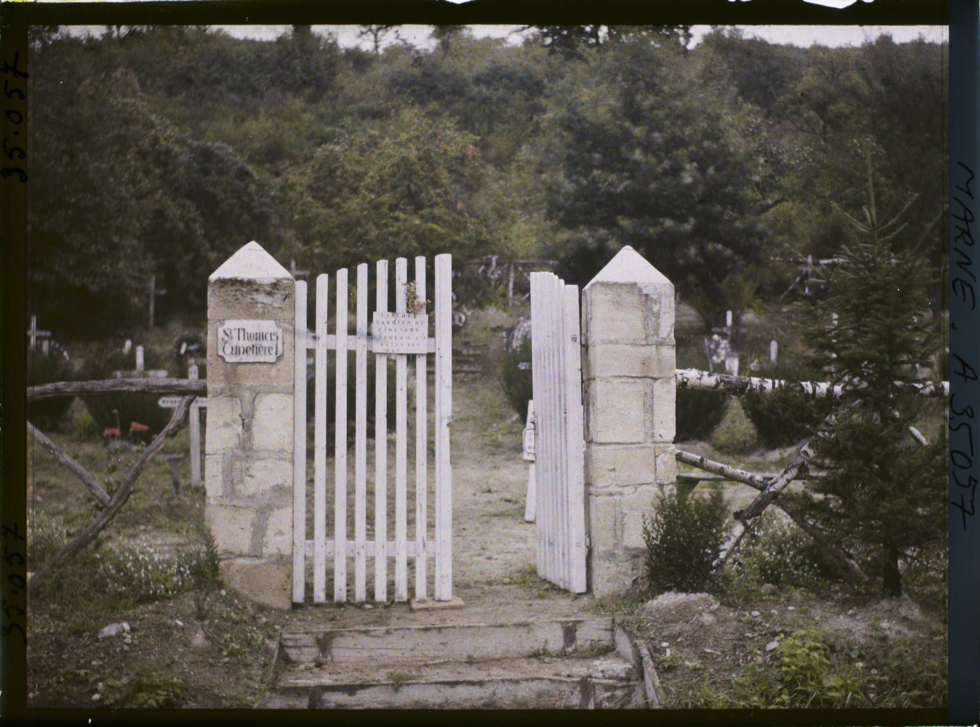 Image représentant France, St Thomas (Marne), Entrée du Cimetière