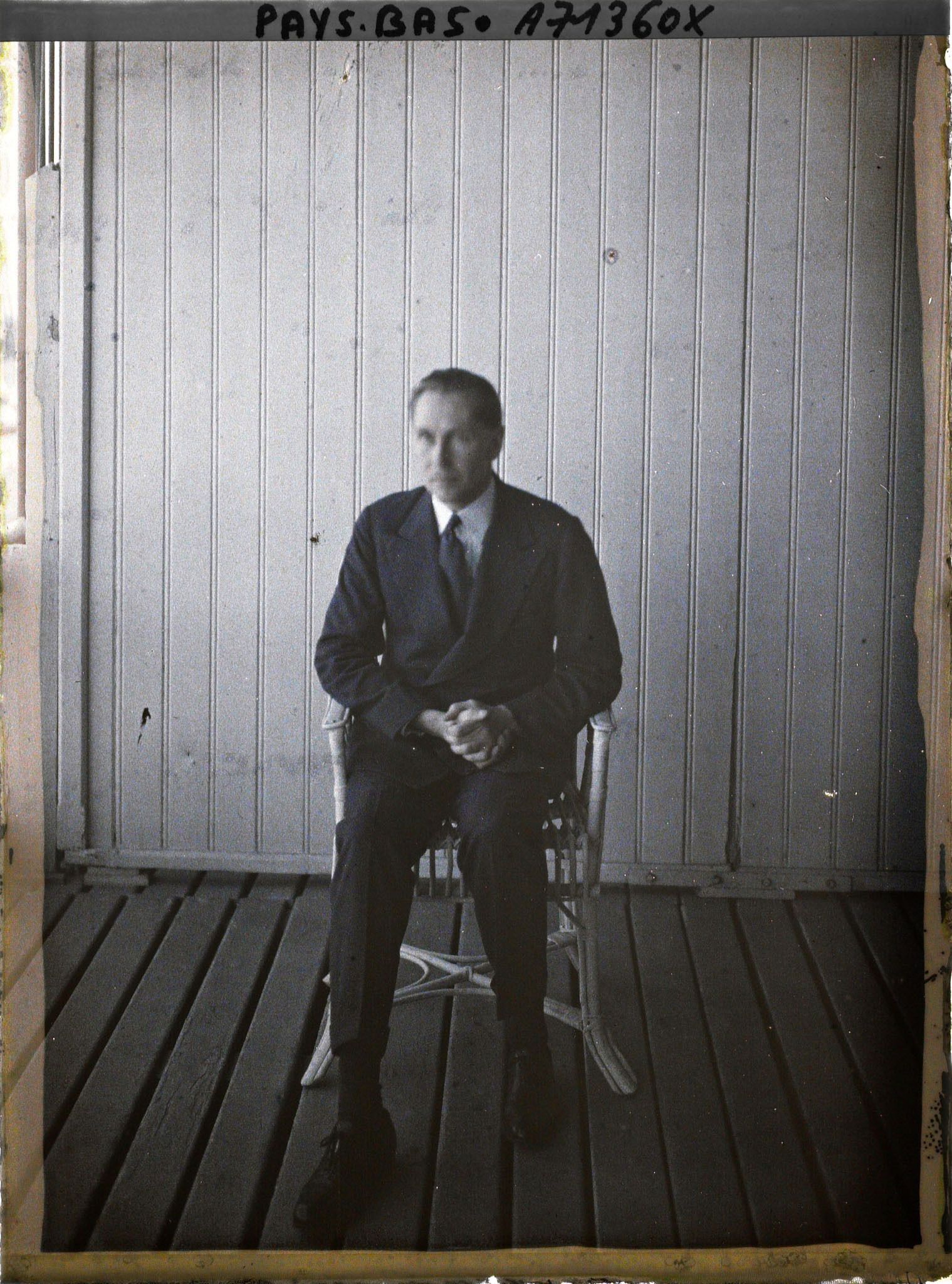 Image représentant Diplomate assis à une terrasse