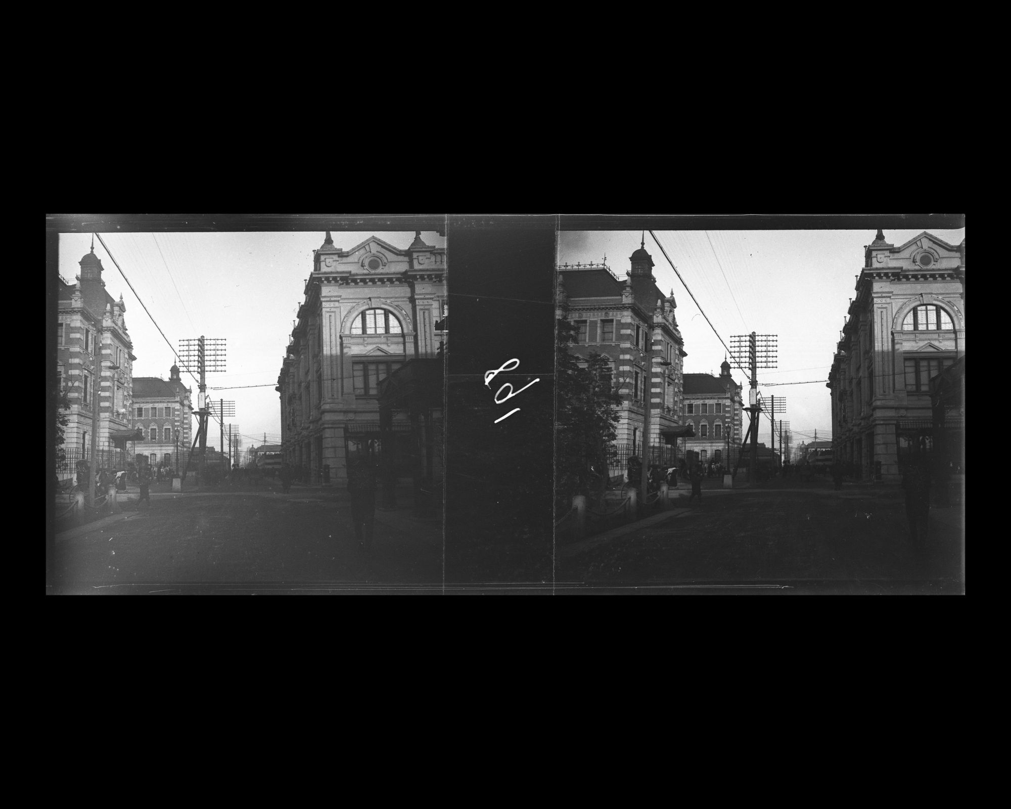 Image représentant Le bâtiment de la Mitsui Bank (à gauche) dans le quartier de Nihonbashi et le grand magasin Mitsukoshi