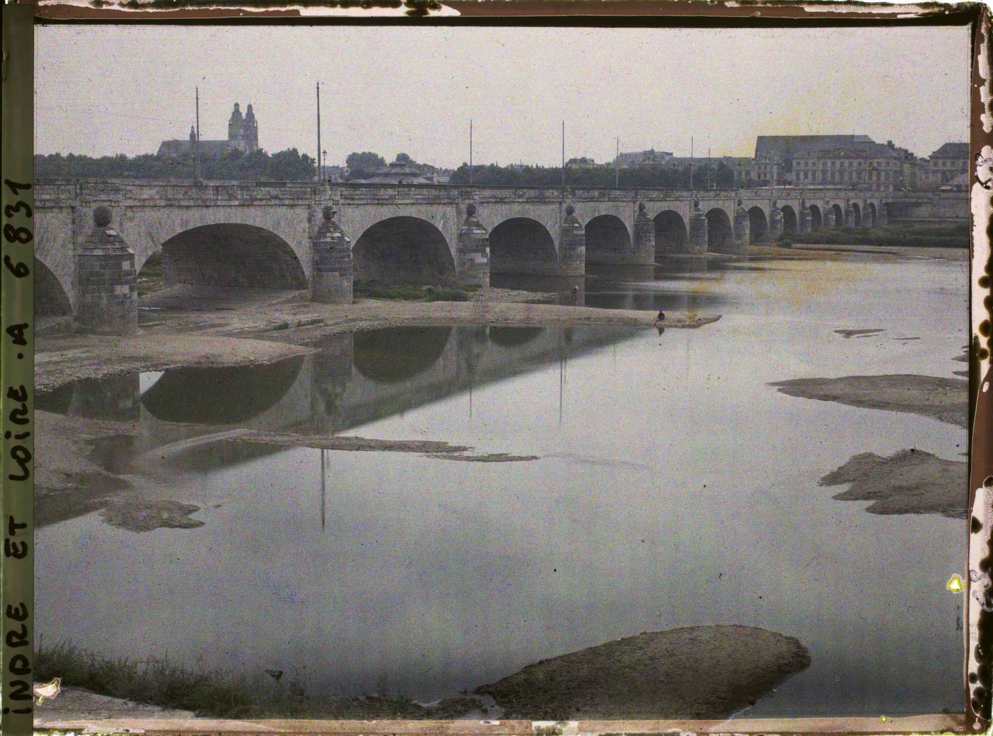 Image représentant Le pont Wilson sur la Loire, au second plan la cathédrale