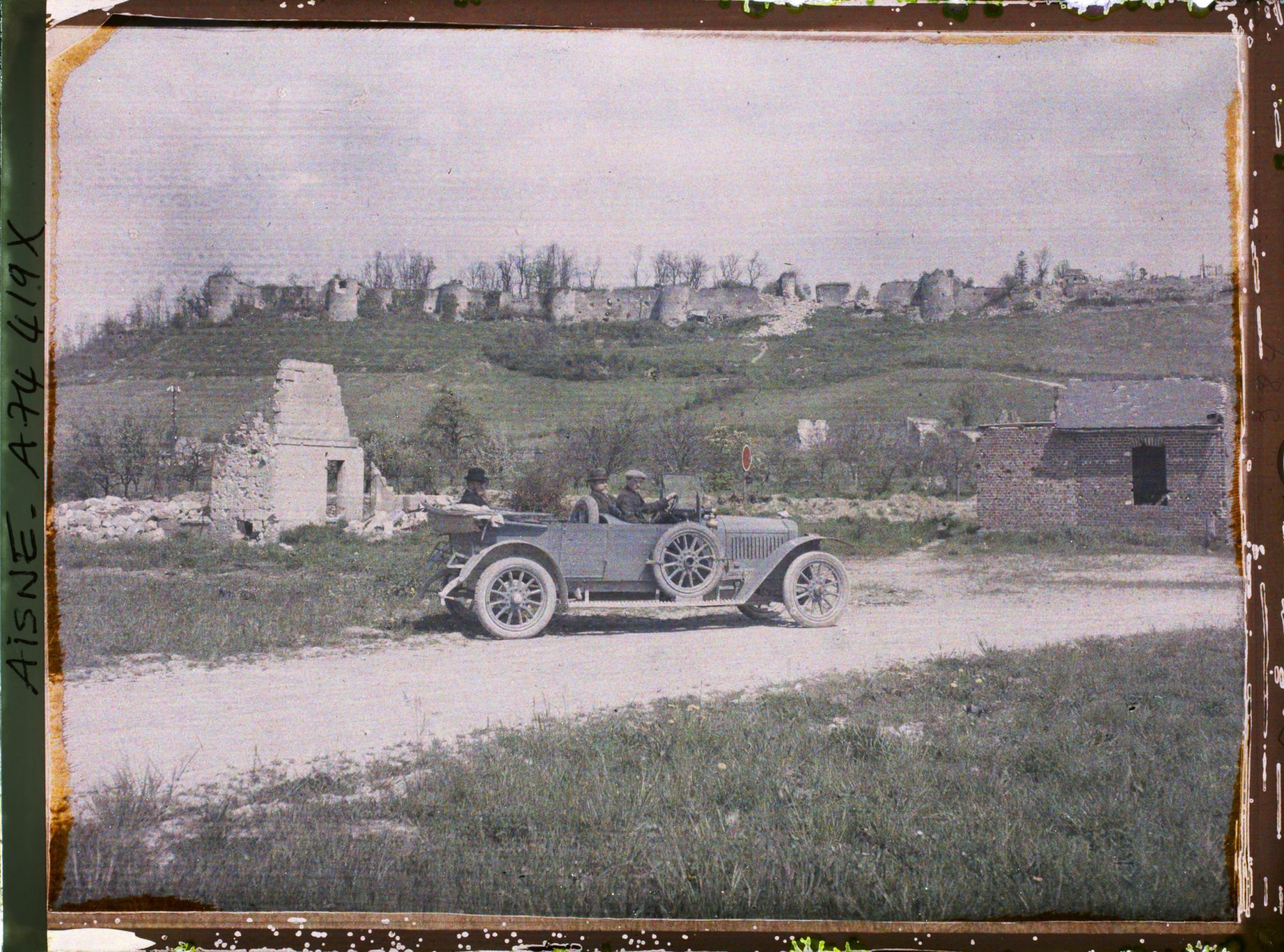 Image représentant Hommes prenant la pose dans un cabriolet posté dans les ruines de Coucy-le-Château