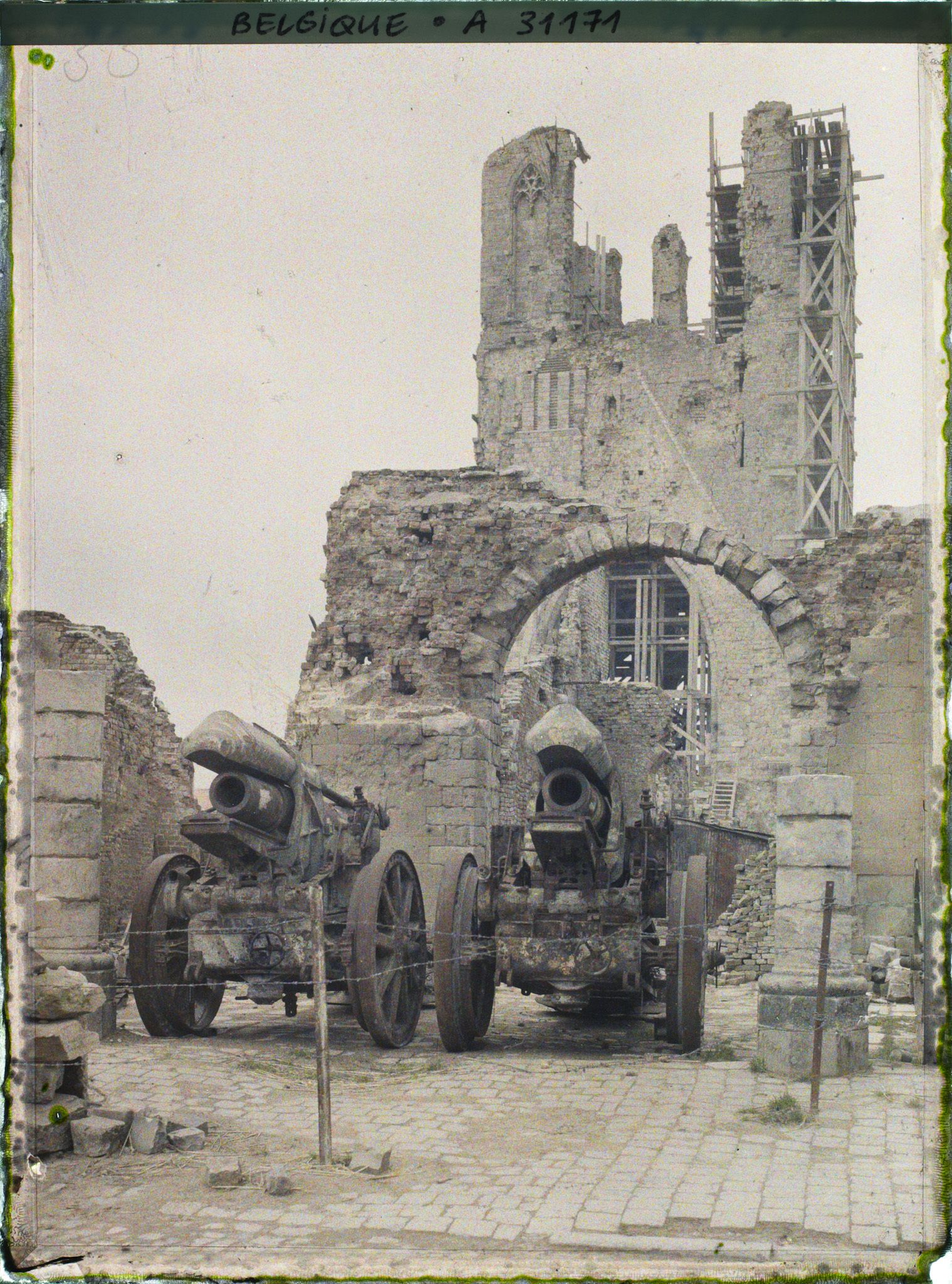 Image représentant Belgique, Ypres, Le Beffroi des Halles et Ruines de Nieuwerke