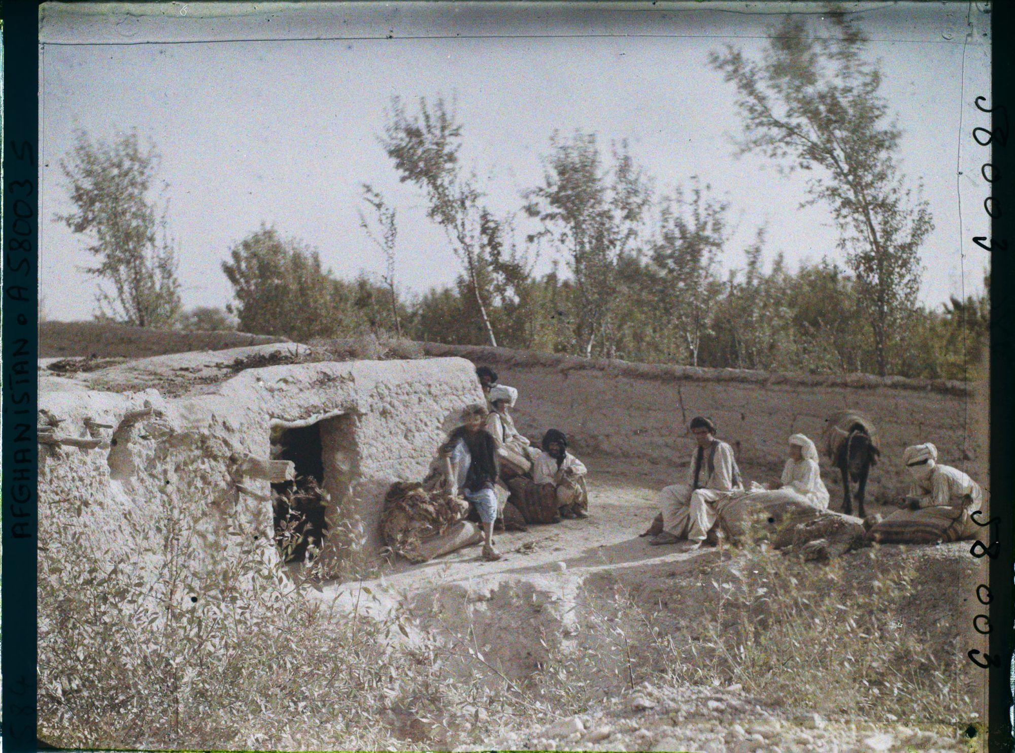 Image représentant Paysans attendant leur farine au moulin hydraulique