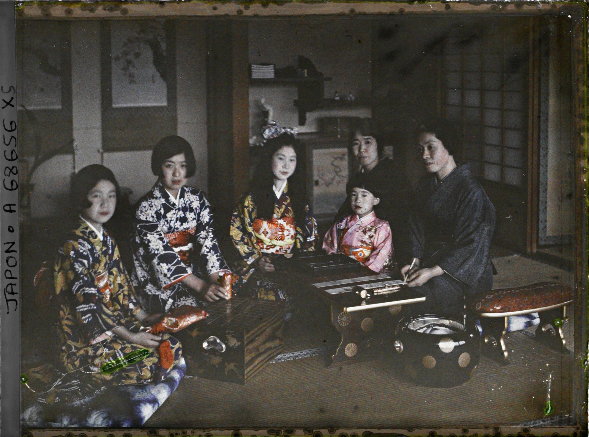 Image représentant Résidence de la famille Kitashirakawa (intérieur), la princesse Kitashirakawa (Fusako), ses trois filles (prénommées Mineko, Sawako et Taeko) et leur cousine, la princesse Takeda Ayako