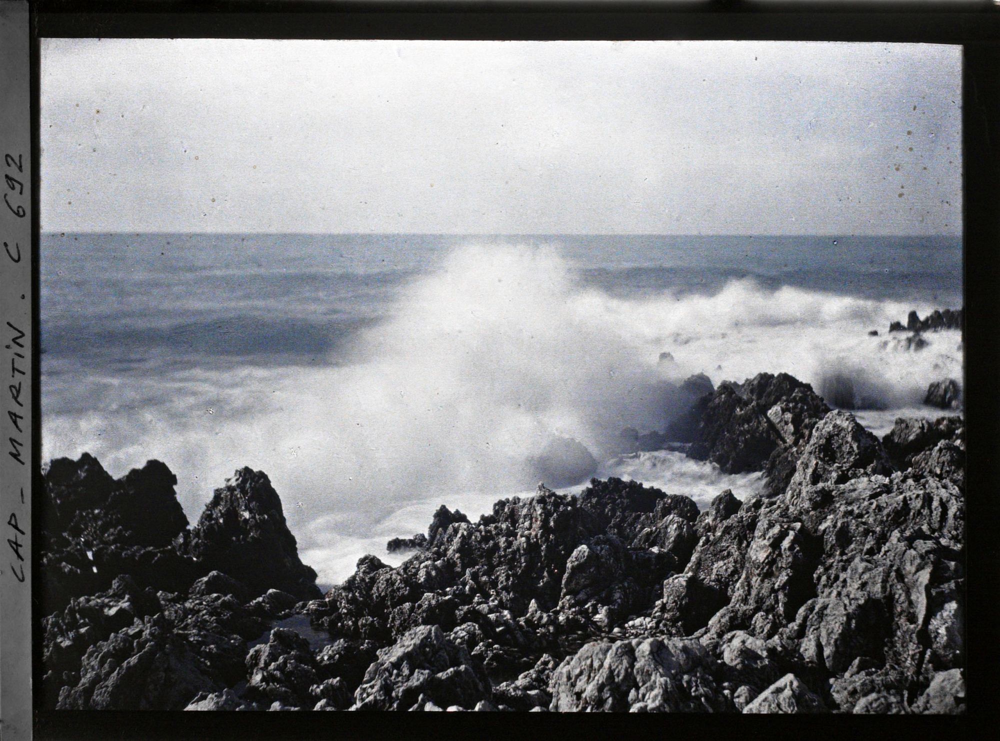Image représentant Vagues se brisant sur les rochers, vus non loin de la villa Kahn, légèrement vers l'ouest