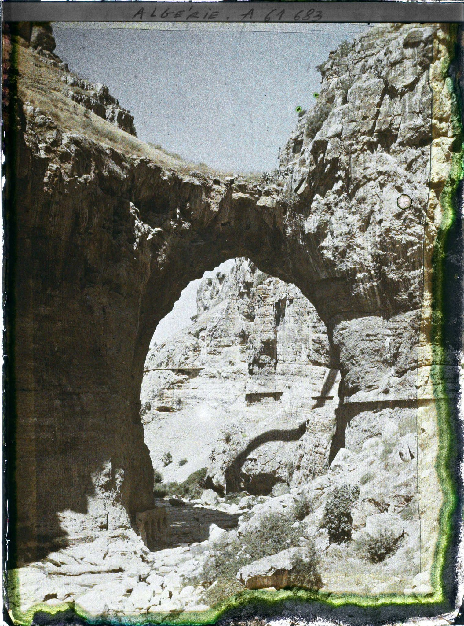 Image représentant Algérie, Constantine, Au fond des gorges, Le Pont naturel