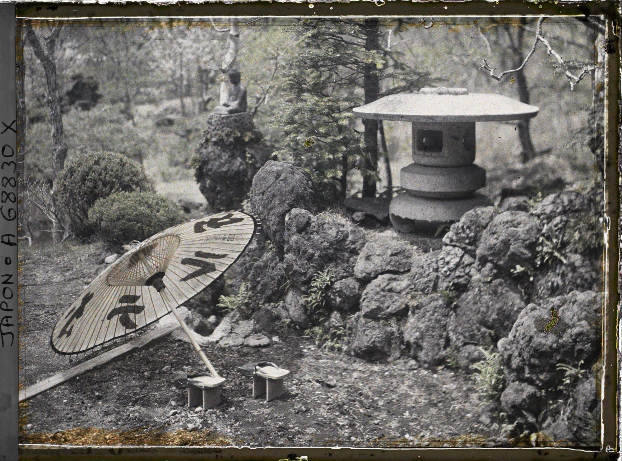 Image représentant Ombrelle et geta dans un jardin