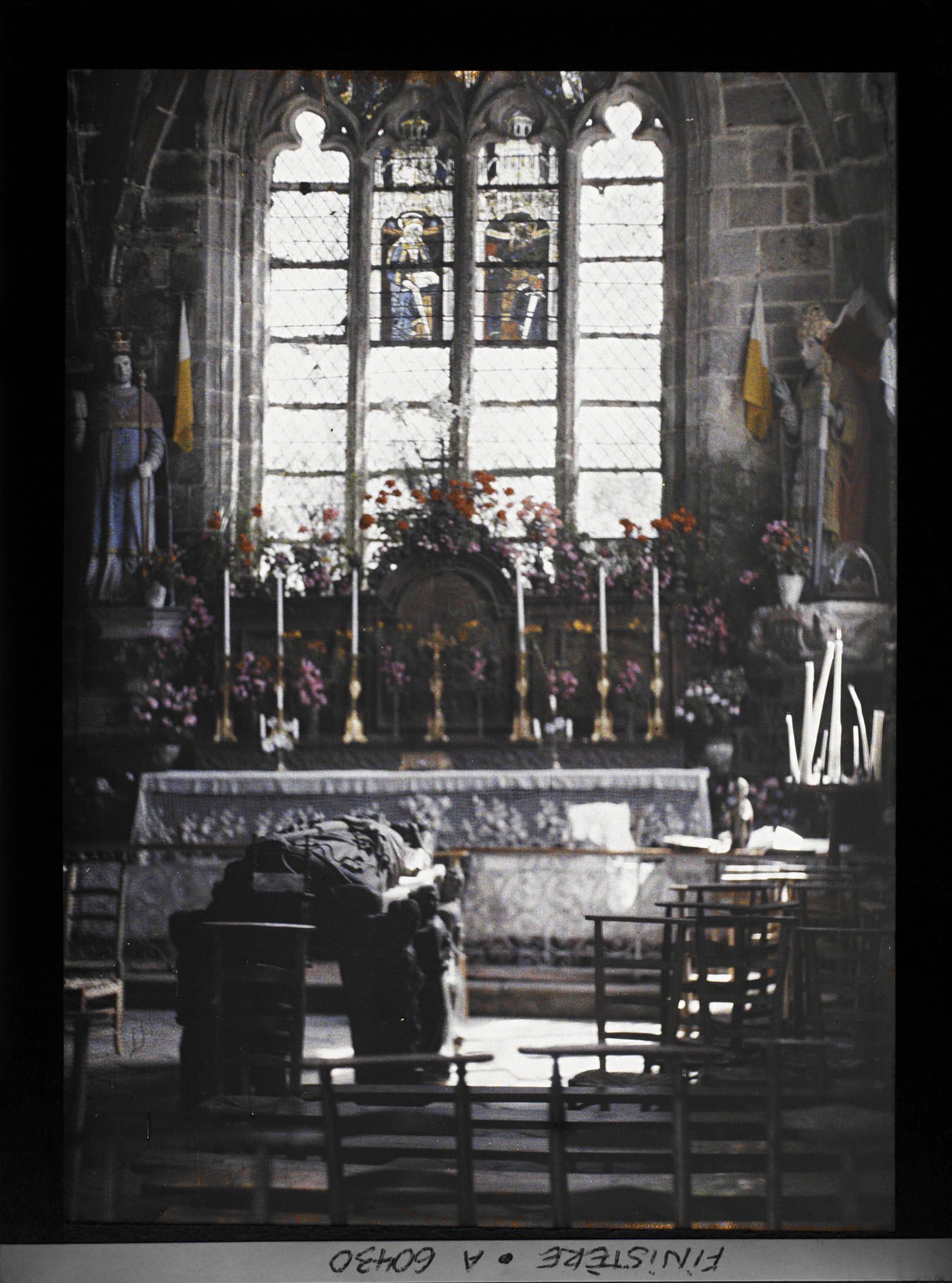 Image représentant Intérieur de la chapelle du Pénity avec le tombeau de saint Ronan