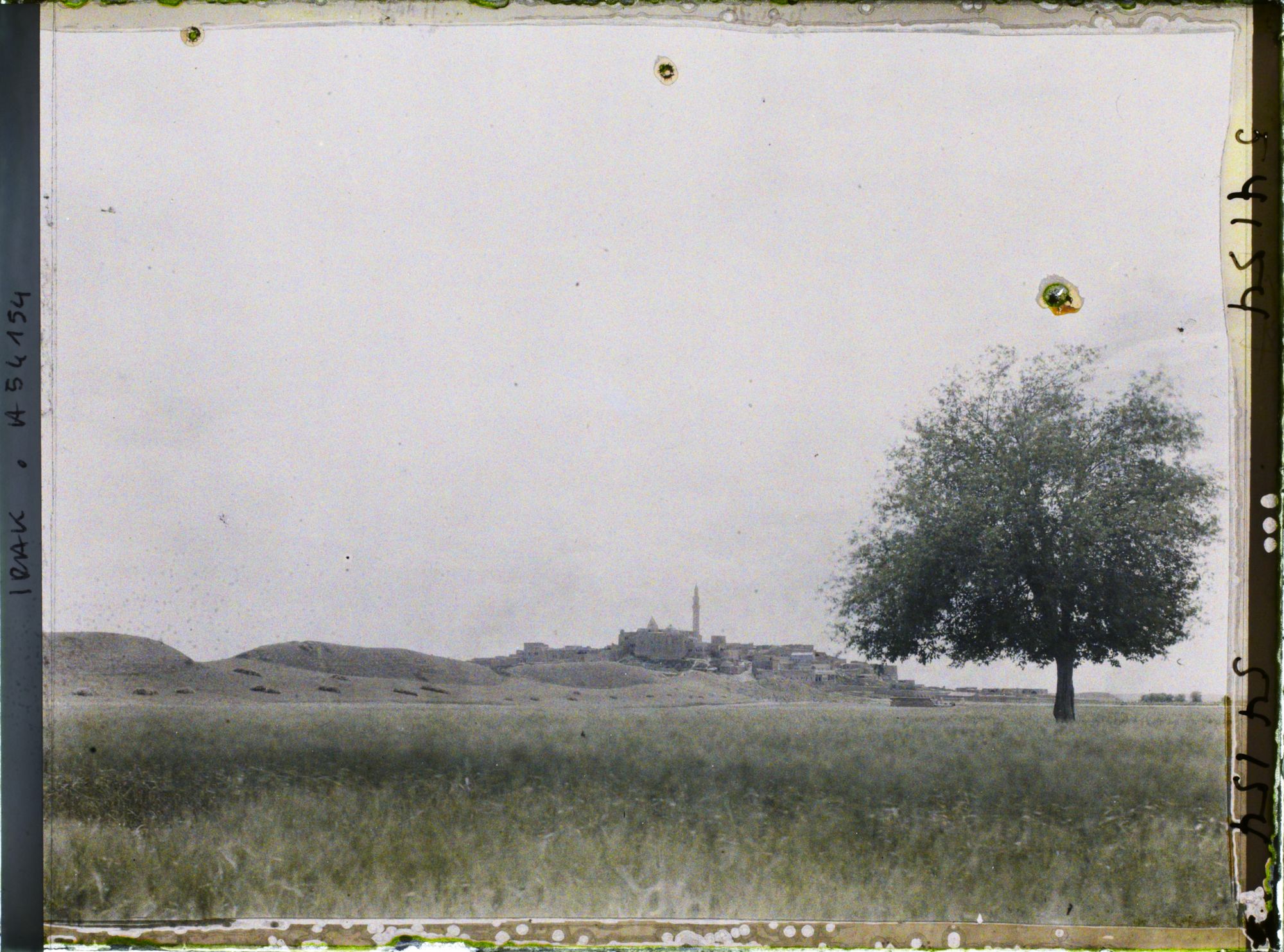 Image représentant Vers le tell de Nebi Yunus sur lequel est bâtie la mosquée du prophète Jonas (tombeau présumé)