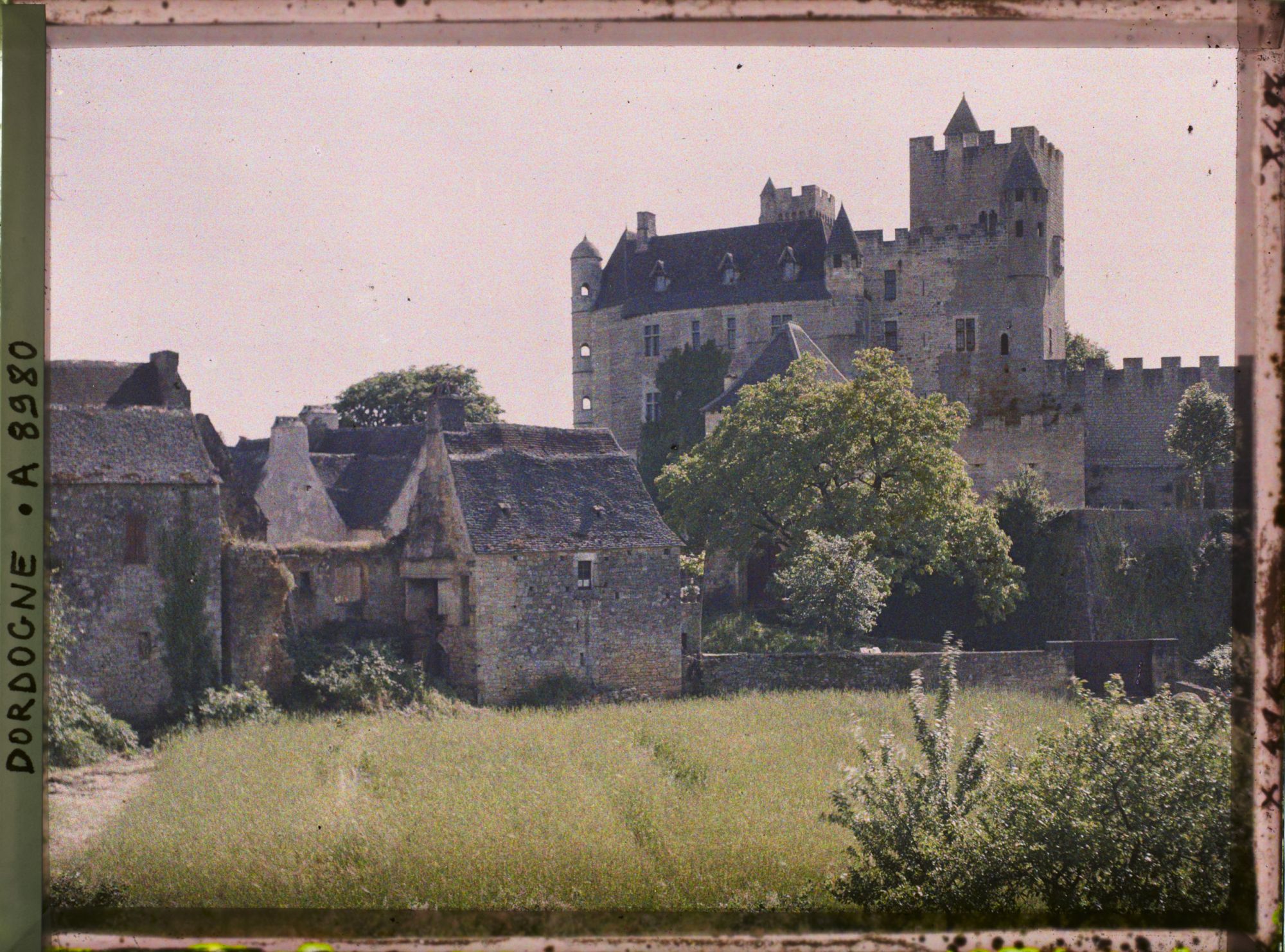Image représentant France, Beynac, Le chateau et vieilles maisons accolées au château (une vieille cheminée)
