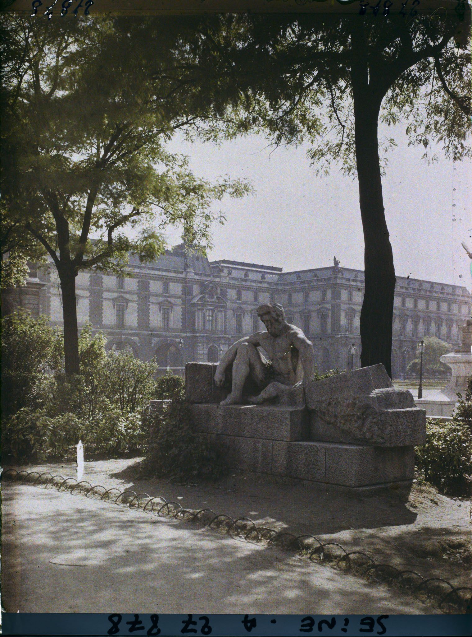Image représentant Le square de la cour Napoléon et l'aile Denon du Louvre