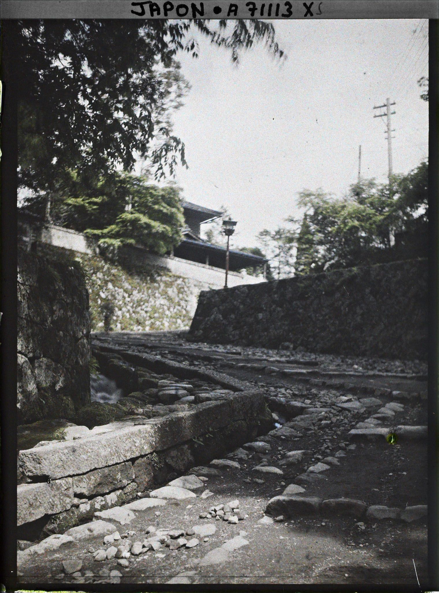 Image représentant Une rue en pente dans un quartier résidentiel