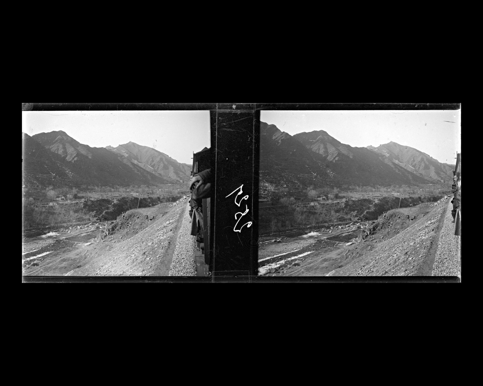 Image représentant Le Guangou ("torrent de la Passe") et le paysage montagneux vu du train