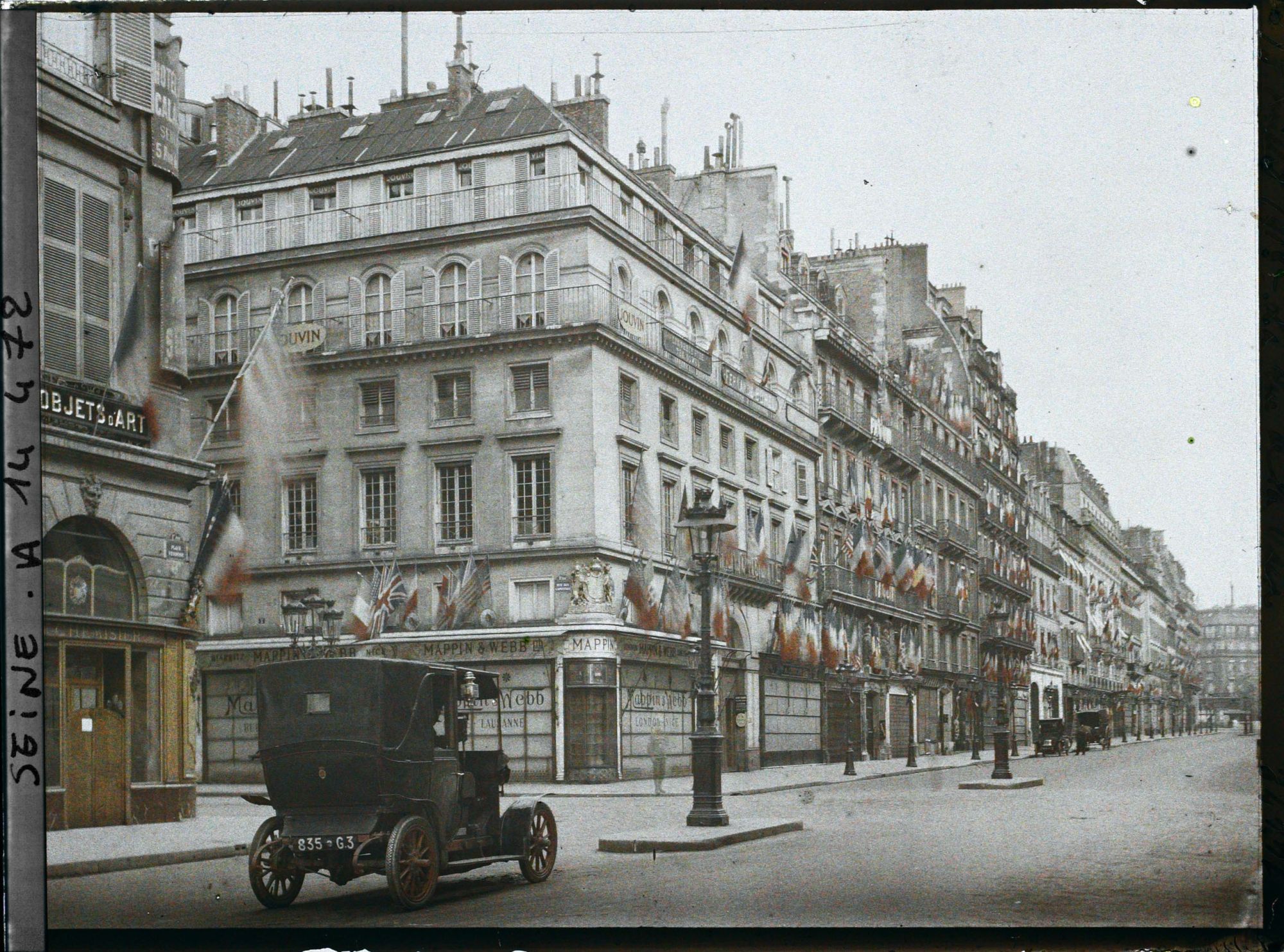 Image représentant La rue de la Paix, à l'angle de la rue des Capucines, vue prise de la place Vendôme