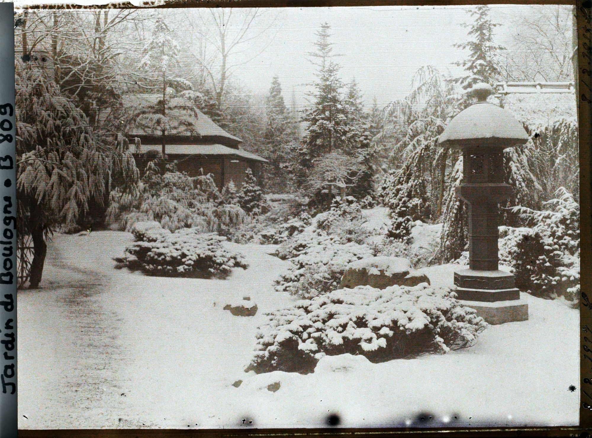 Image représentant Le " village japonais " sous la neige, vu non loin de son entrée, côté jardin anglais