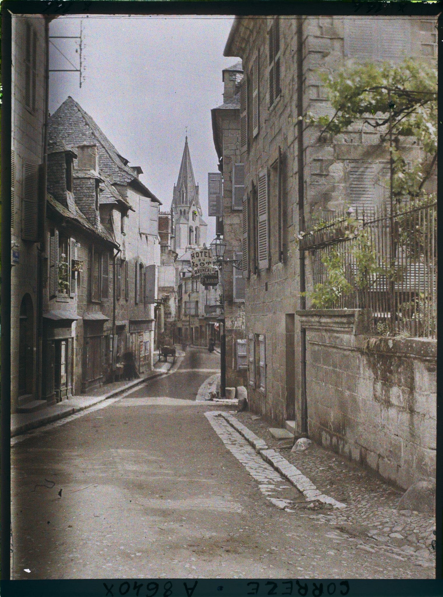 Image représentant L'ancienne rue du Puy-Blanc, au fond le clocher de la collégiale Saint-Martin