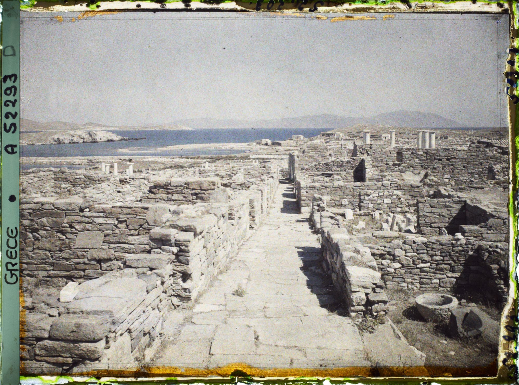 Image représentant La rue du Théâtre, vue prise vers la mer