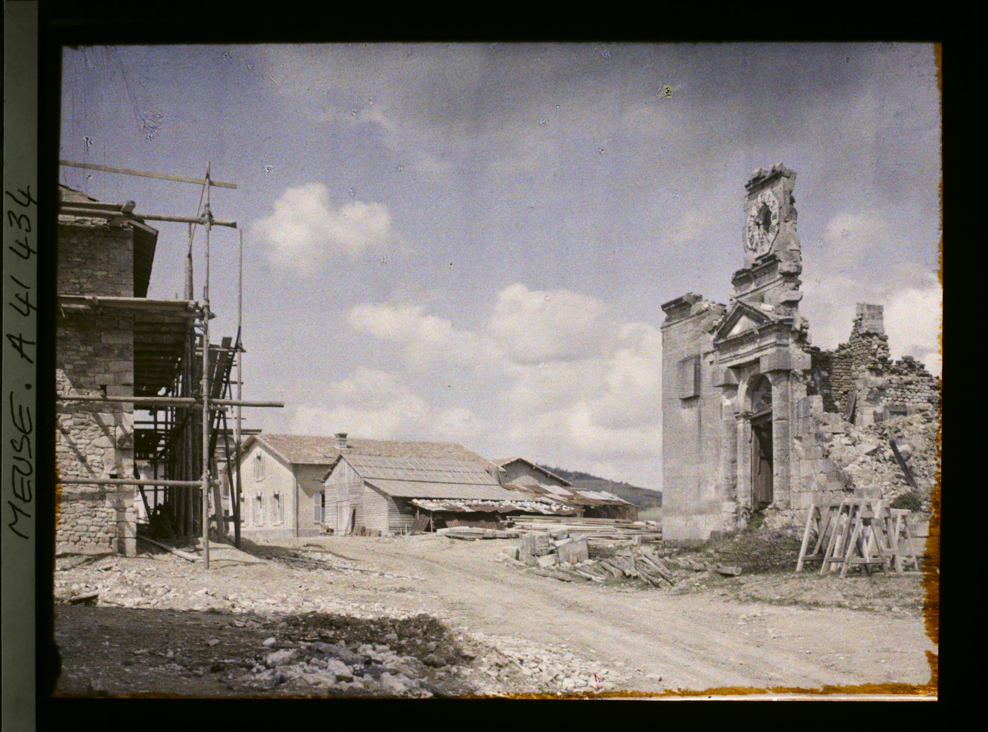 Image représentant France, Les Eparges, Ruines de l'Eglise et Reconstructions
