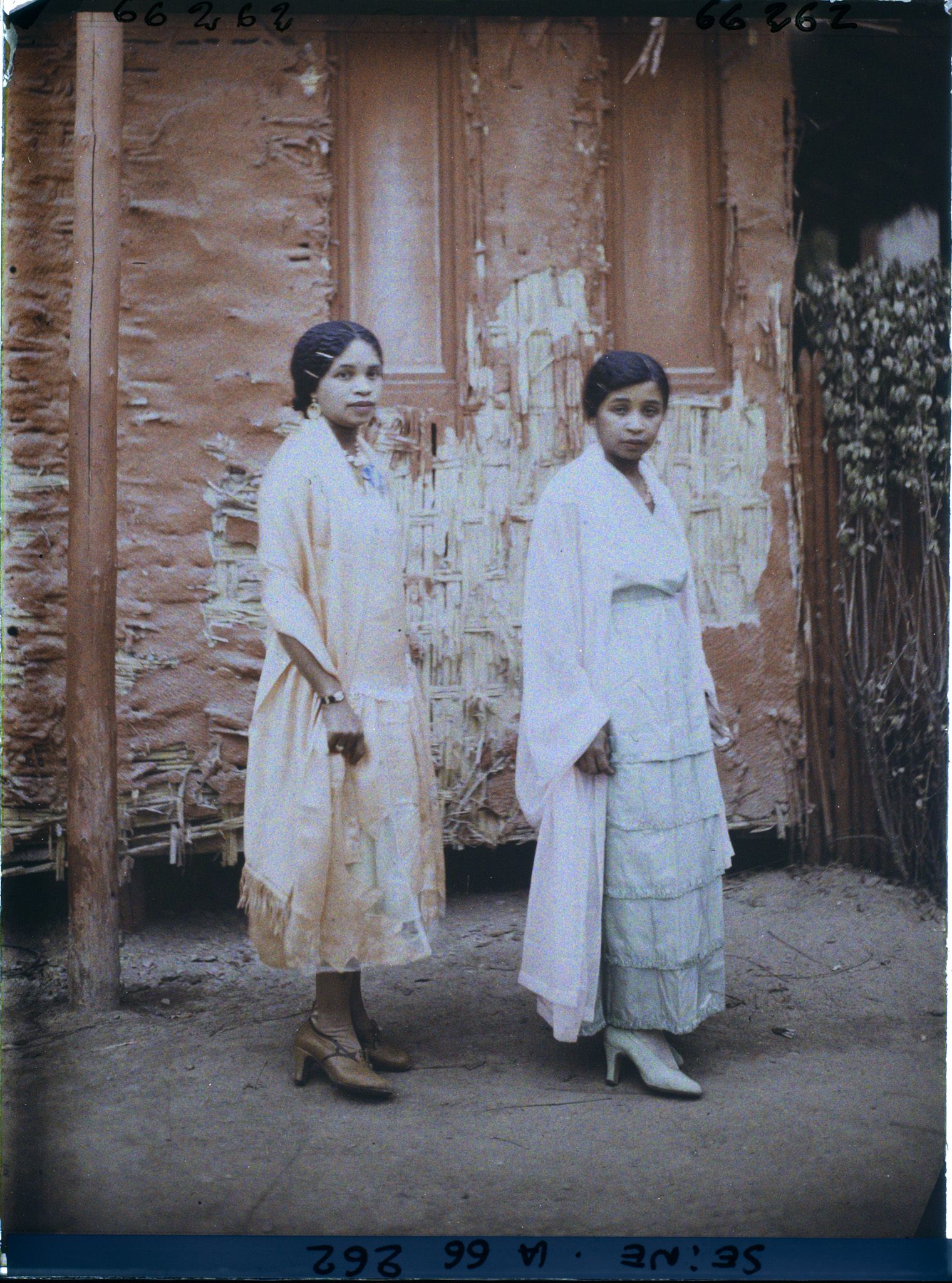 Image représentant L'Exposition Coloniale Internationale de 1931, deux danseuses hova