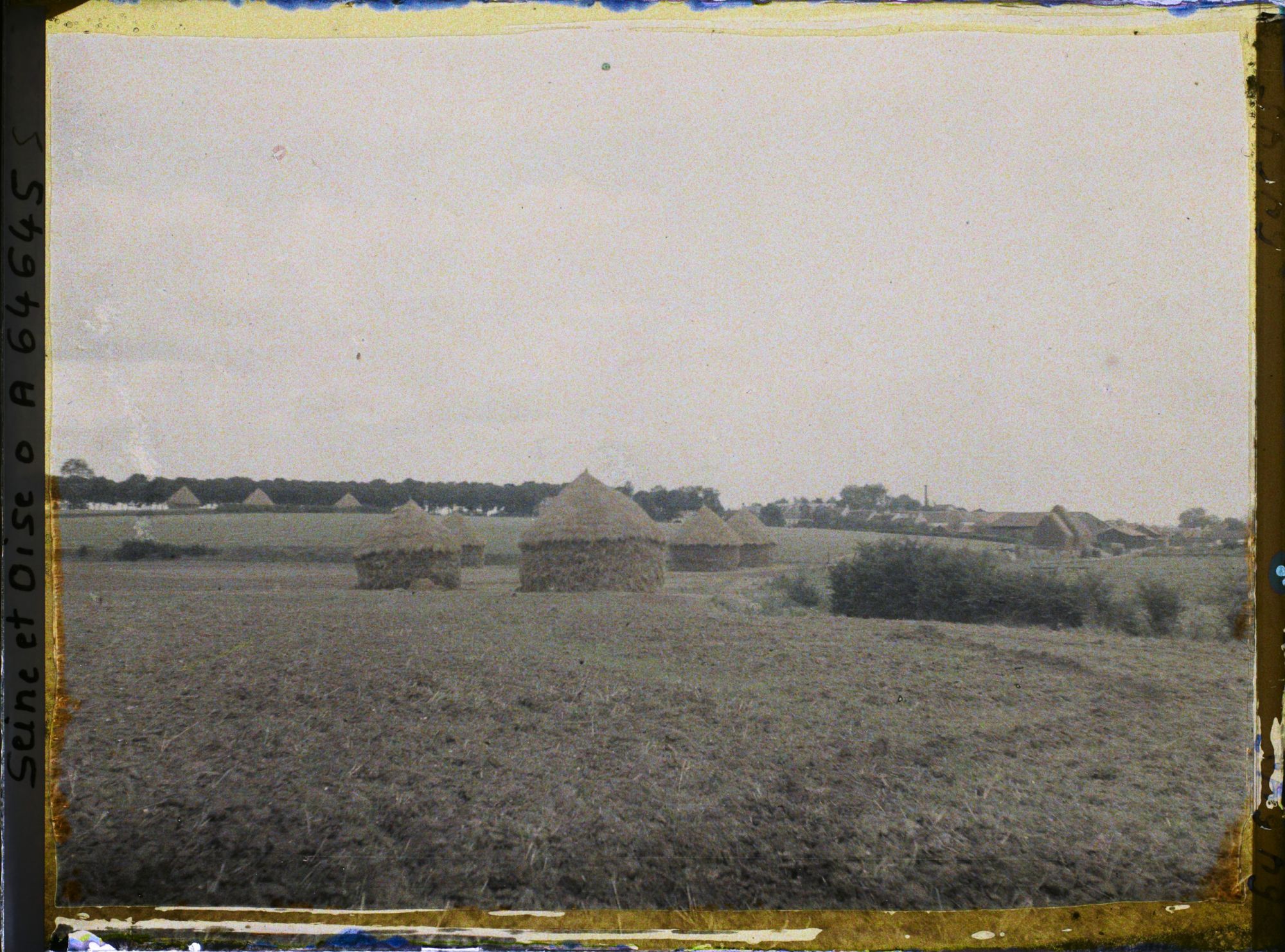 Image représentant Ile de France, Bouffémont, Meules de blé en avant du Village