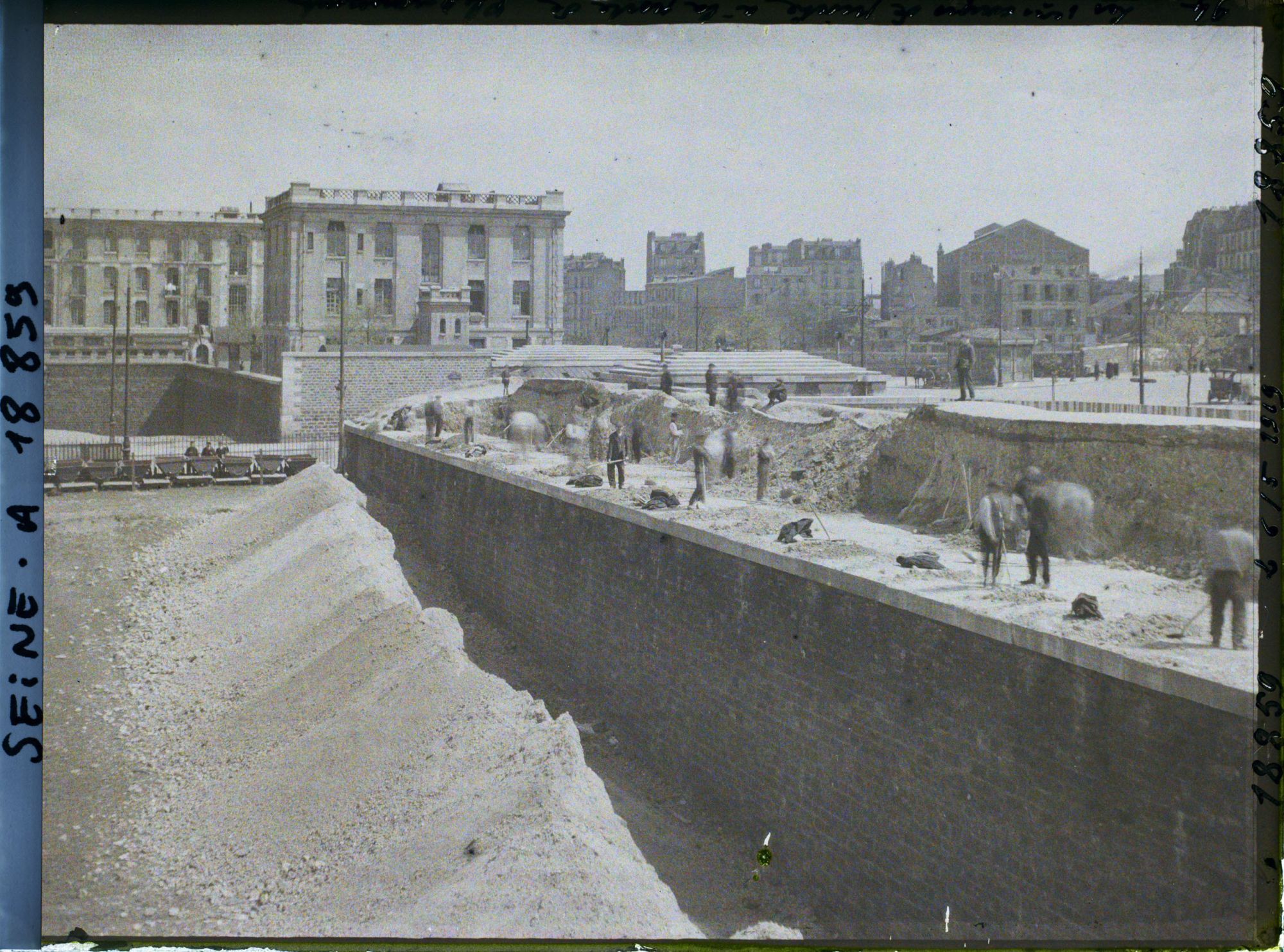 Image représentant Début de la destruction des fortifications à la porte de Clignancourt