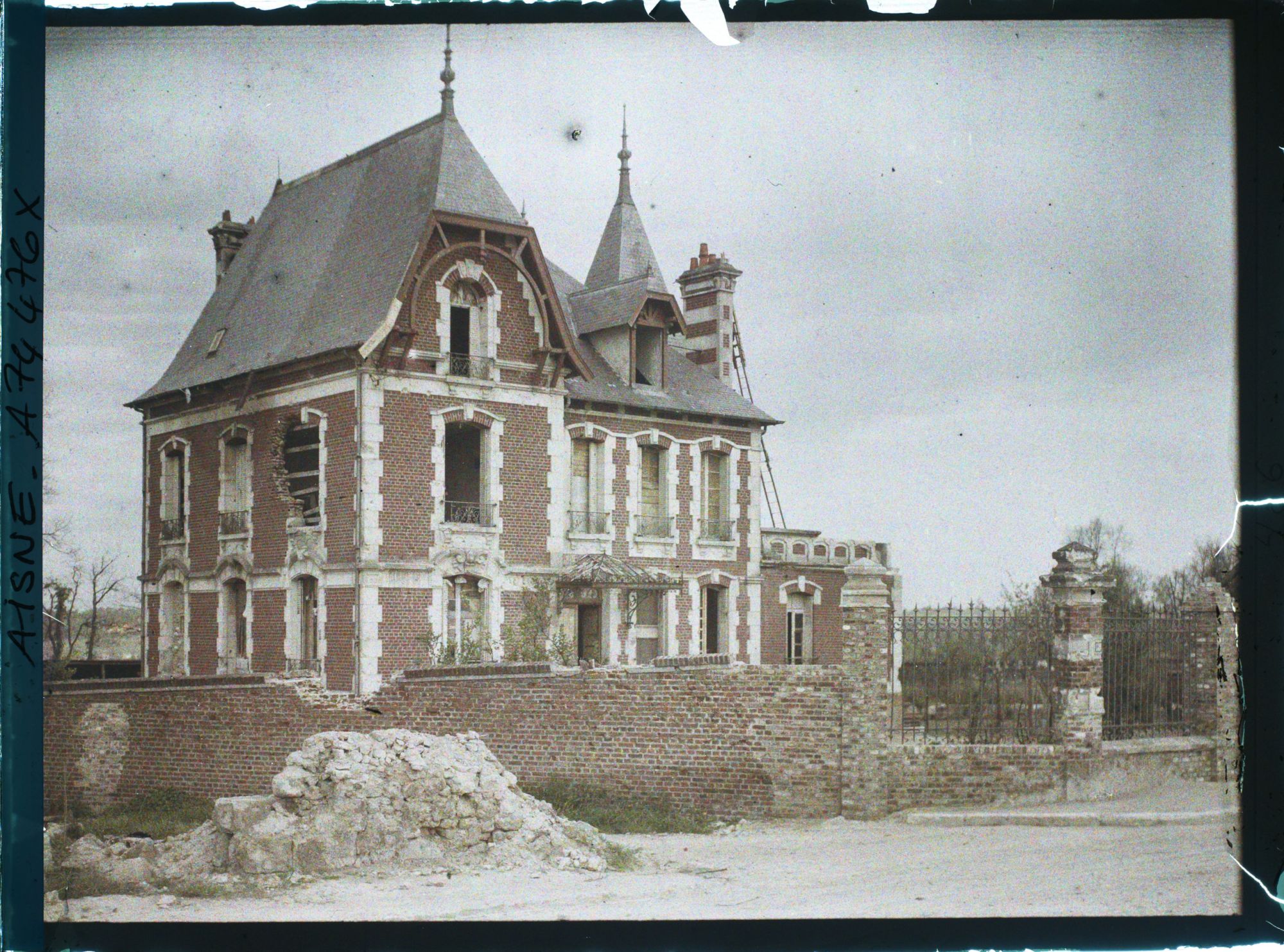 Image représentant L'une des seules maisons restées intactes