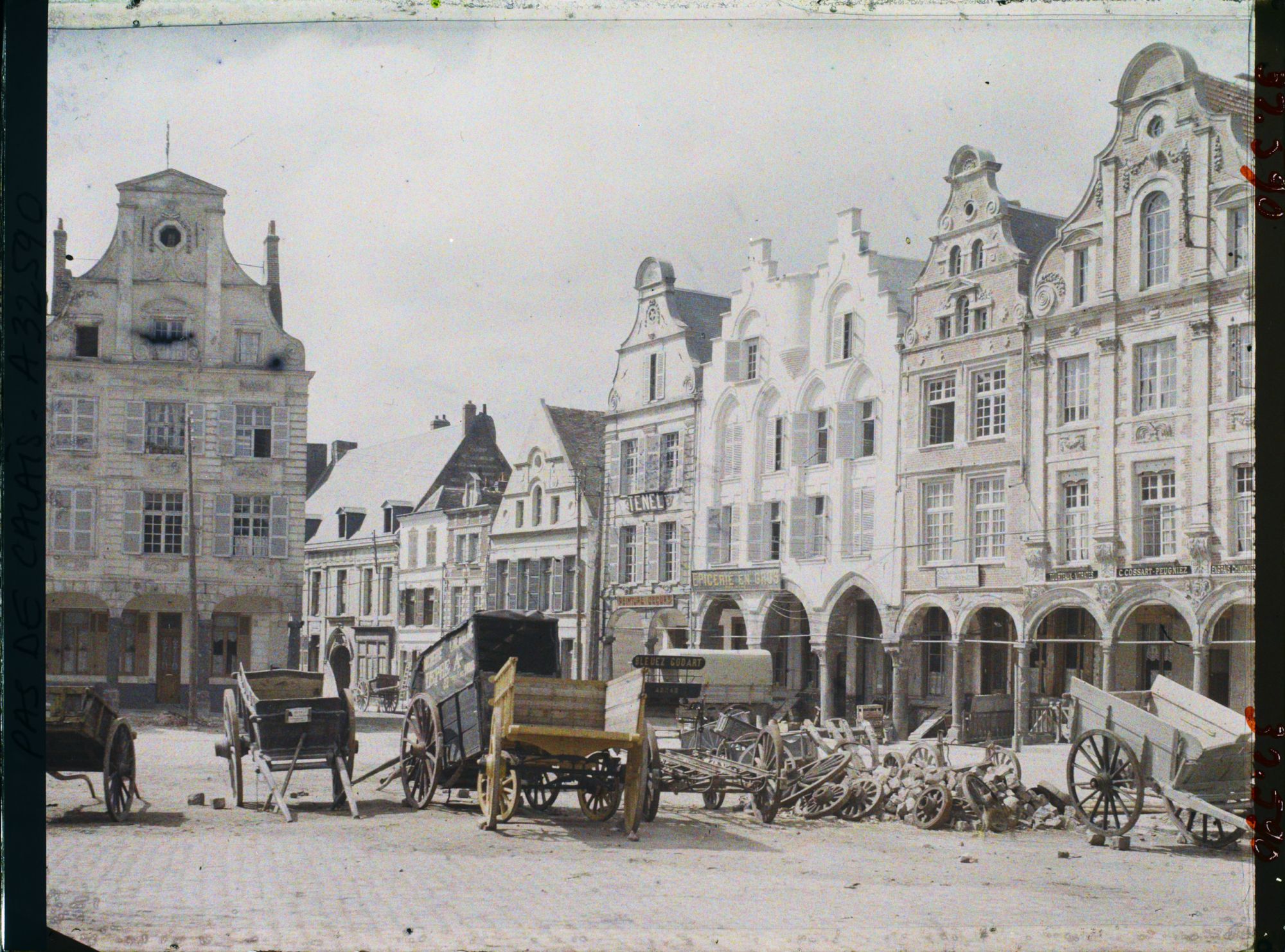 Image représentant France, Arras, Grande Place et Rue Ste Croix