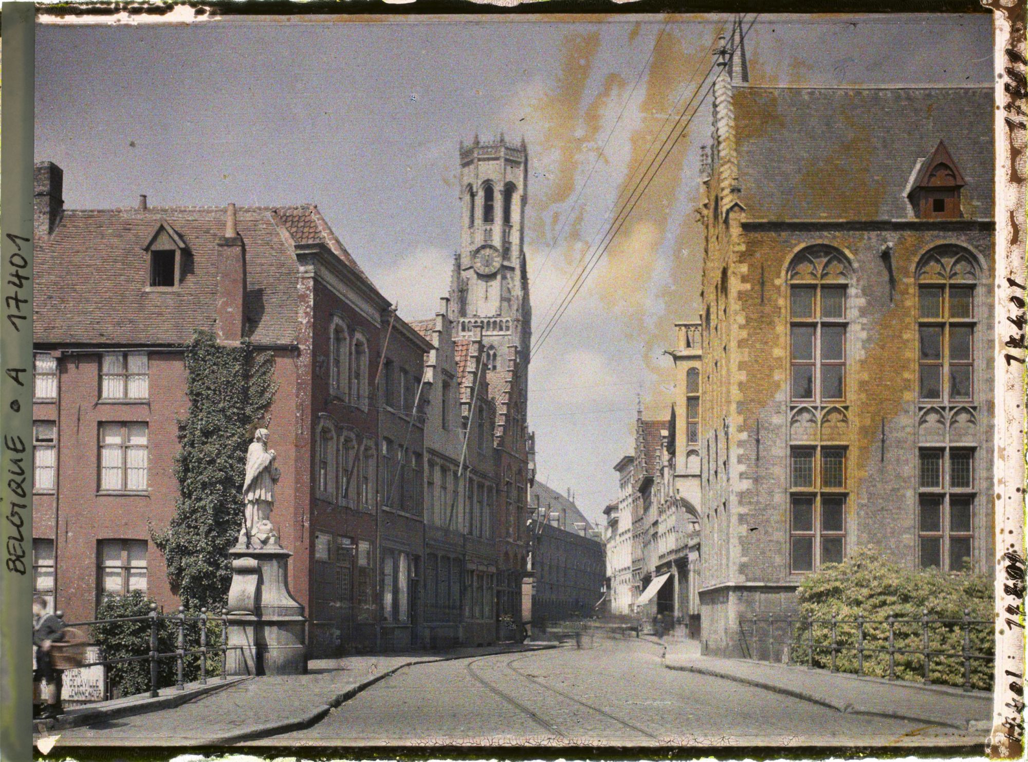 Image représentant Belgique, Bruges, La Rue des Laines et le Beffroi