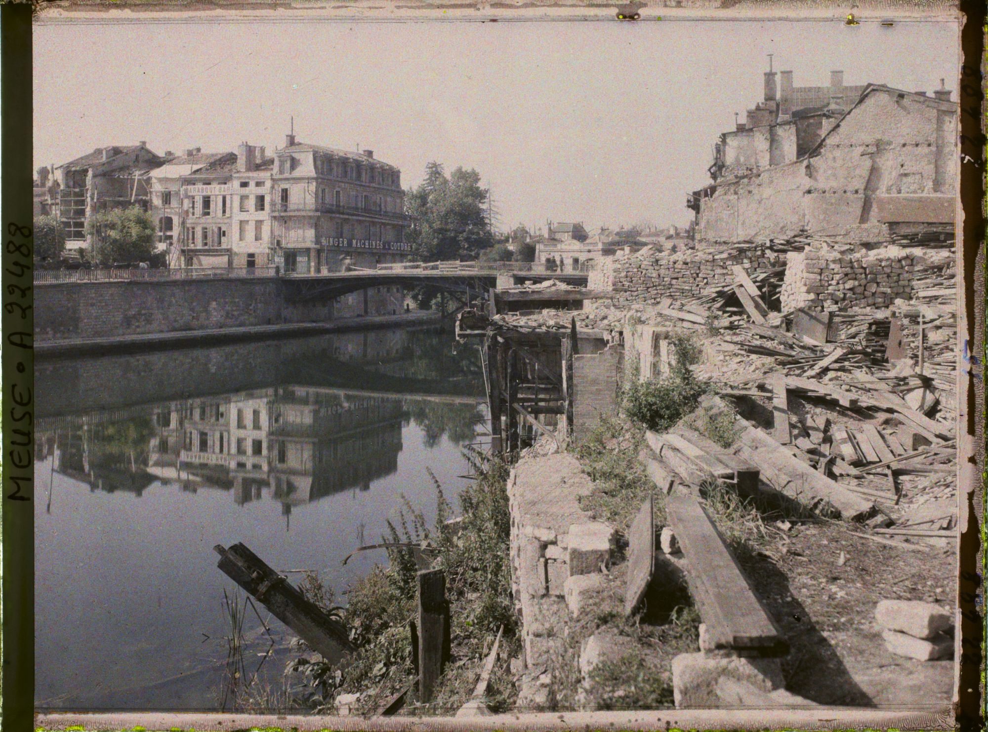 Image représentant France, Verdun, Ruines sur les rives de la Meuse et maisons remises en état