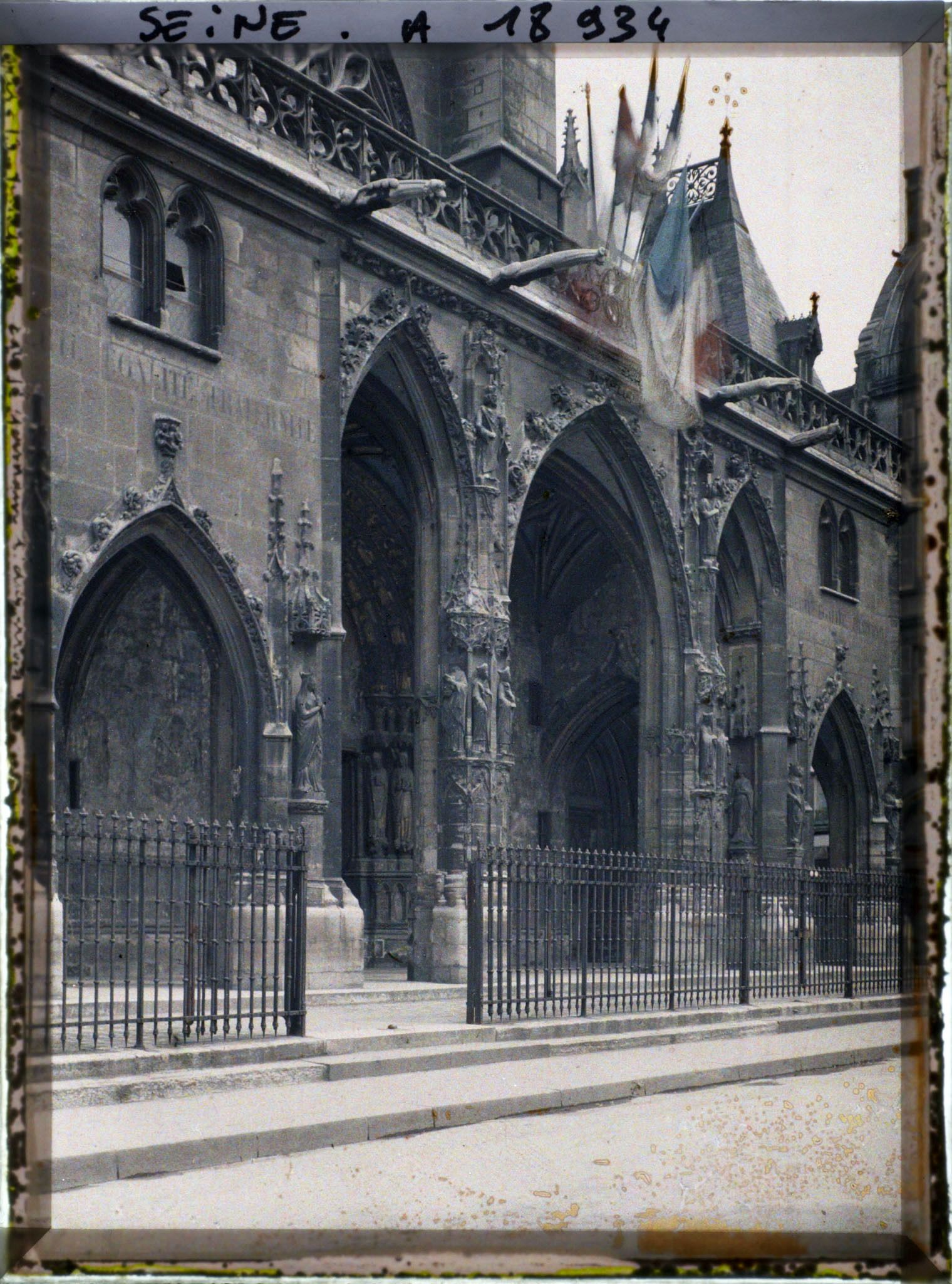 Image représentant Portail de l'église Saint-Germain-l'Auxerrois décoré de drapeaux pour les fêtes de la Victoire