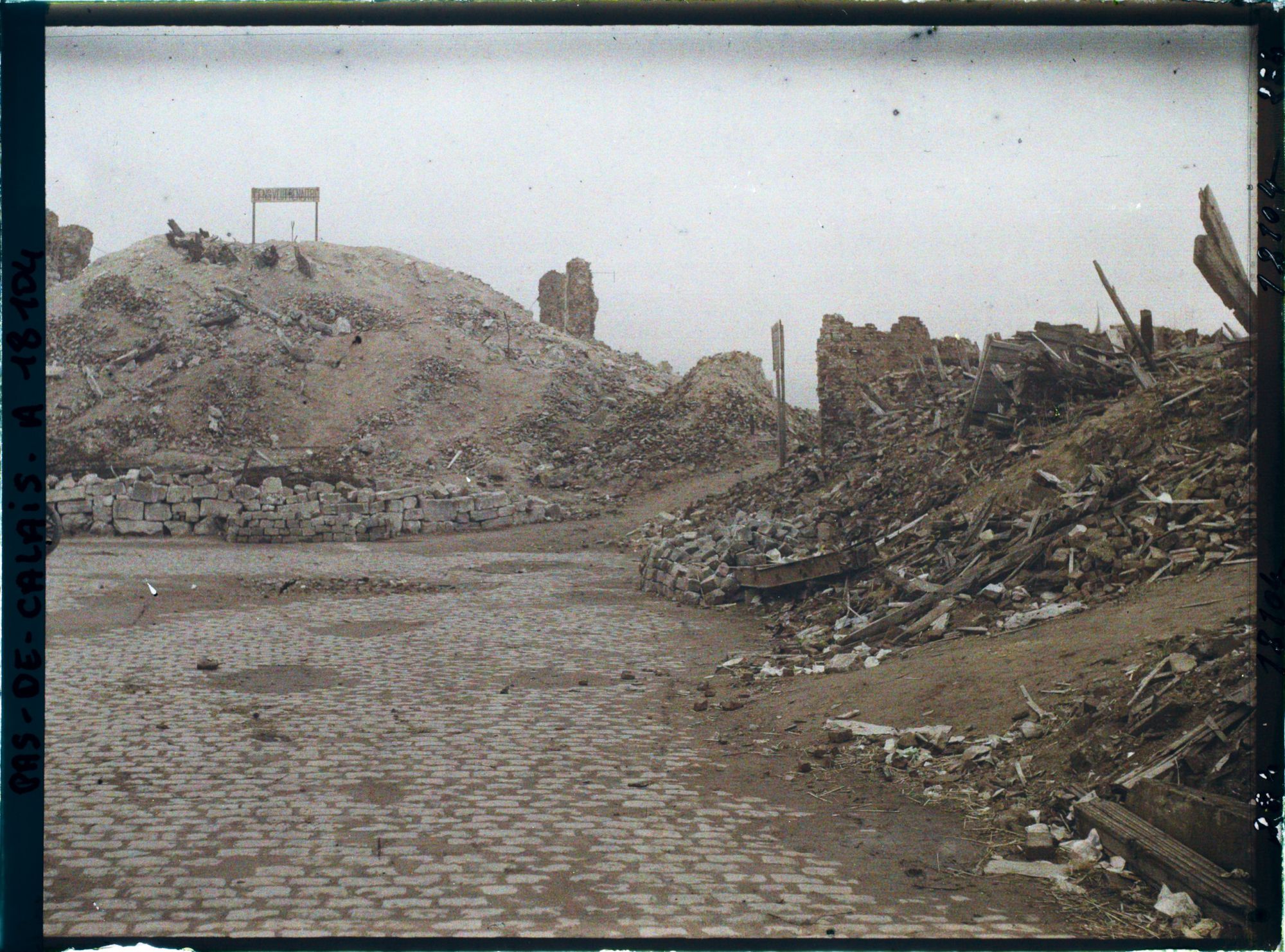 Image représentant France, Lens, La butte formée par les ruines de l'Eglise