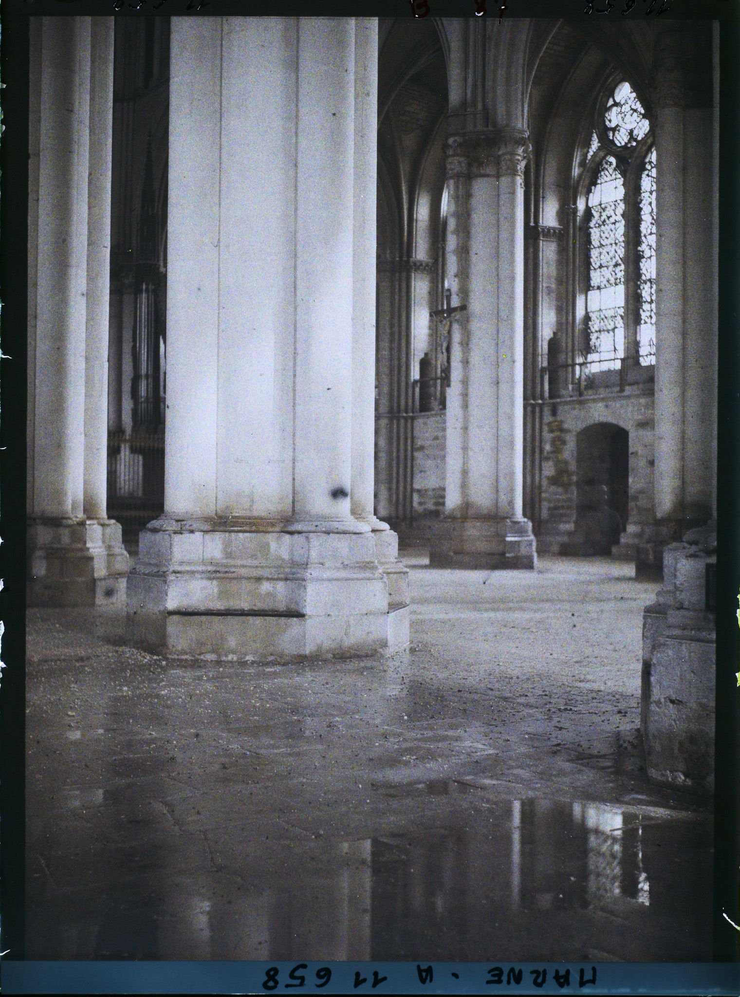 Image représentant France, Reims, Intérieur de la Cathédrale : le dégel a produit une véritable inondation