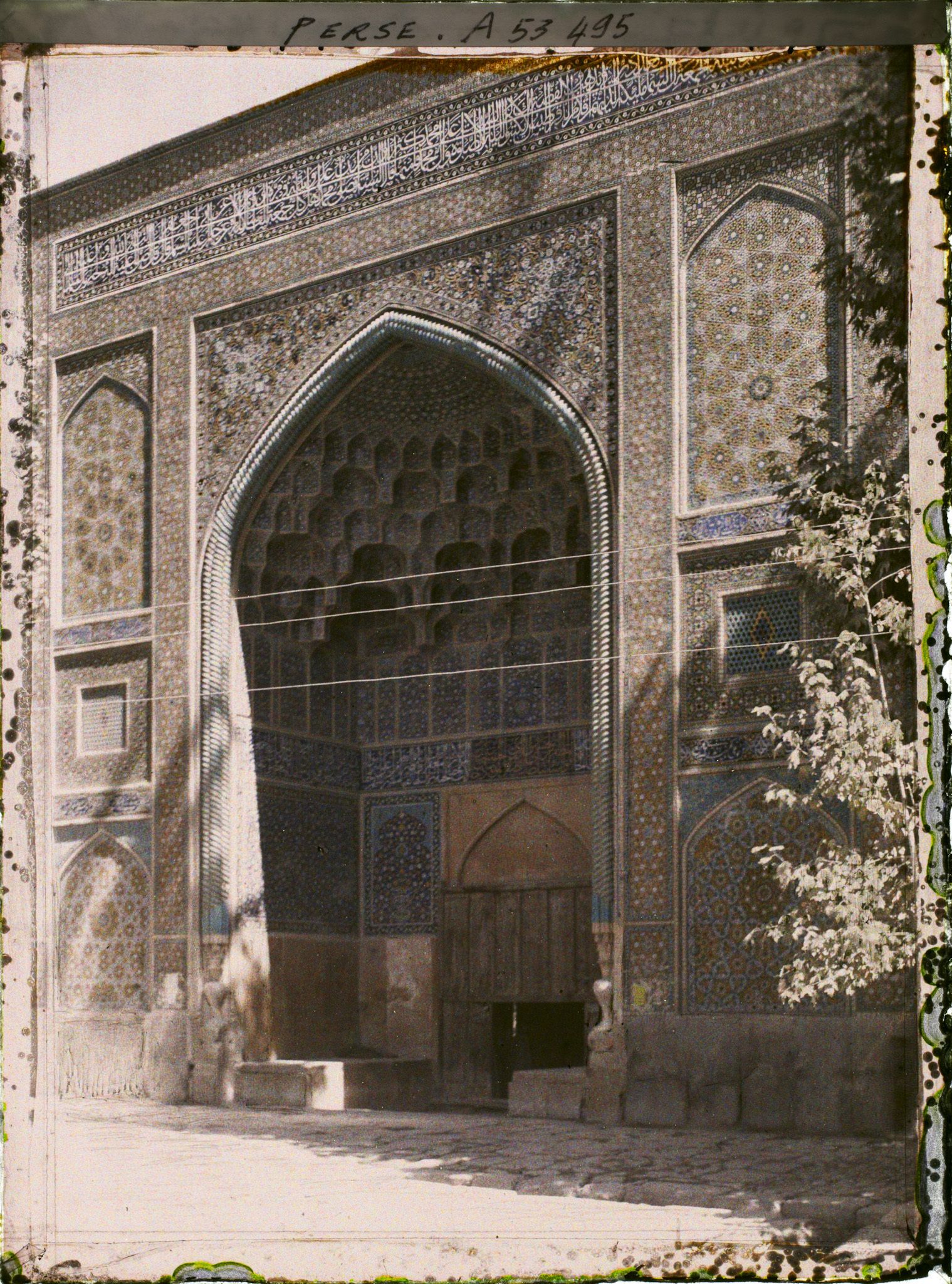 Image représentant Une entrée de la Madreseh Mader-i-Chah, école coranique dite "de la mère du Chah" (1714)