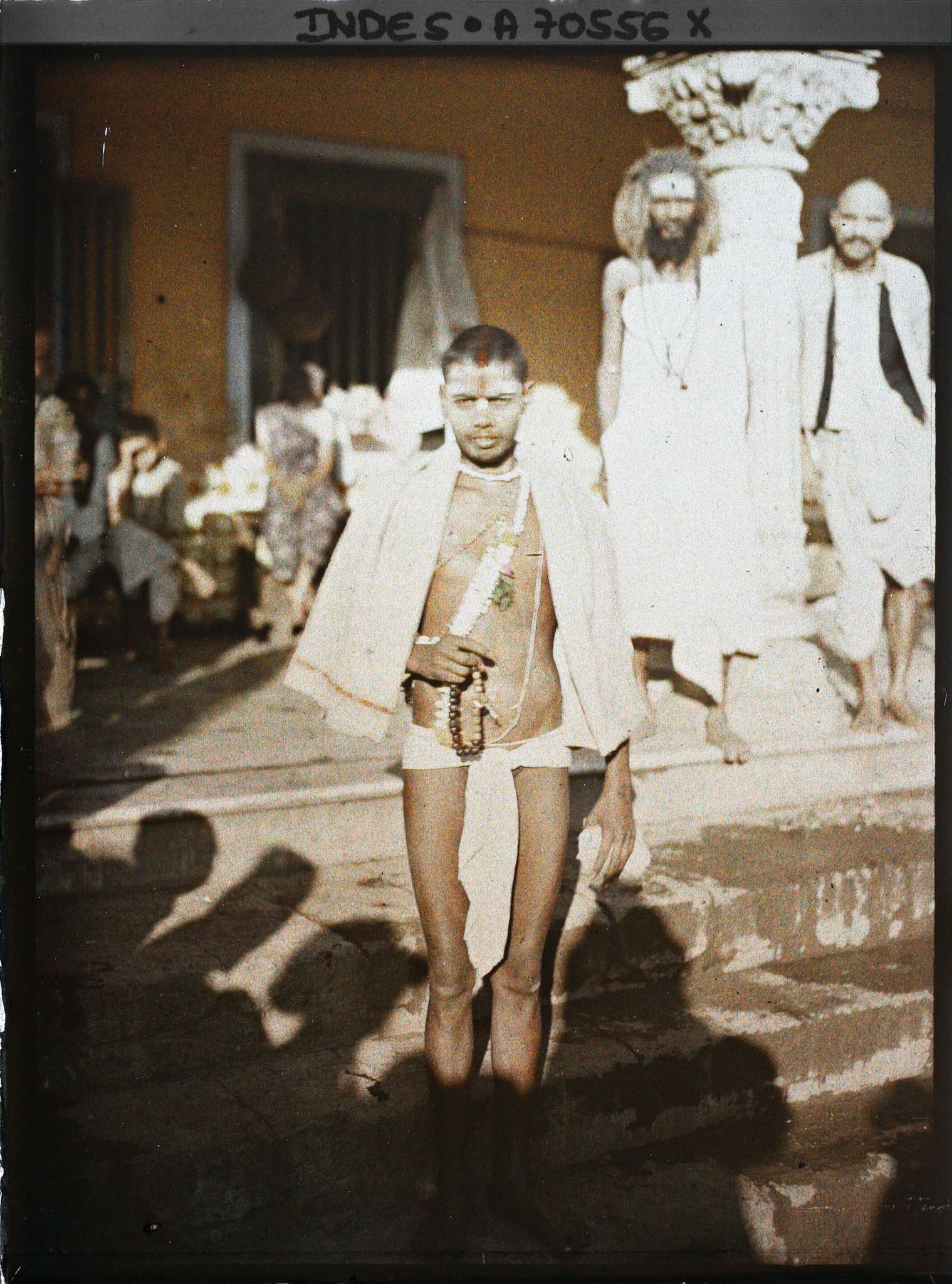 Image représentant Jeune brahmane ou sadhu sur les marches d'un temple hindou