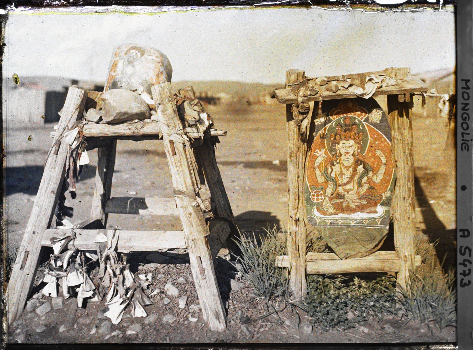 Image représentant Monuments de dévotion à l'effigie d'une divinité courroucée et d'un bodhisattva