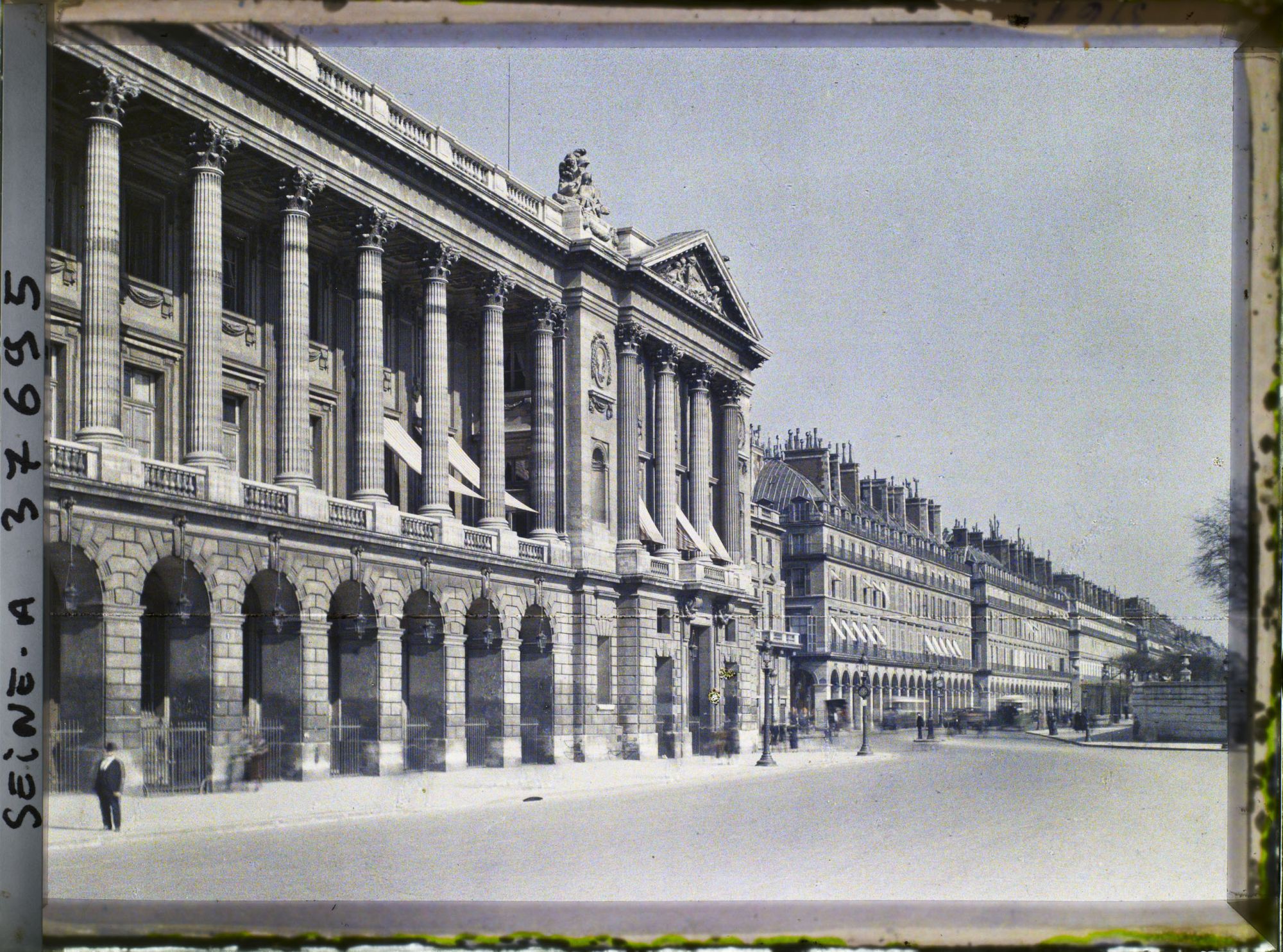 Image représentant La rue de Rivoli depuis la place de la Concorde