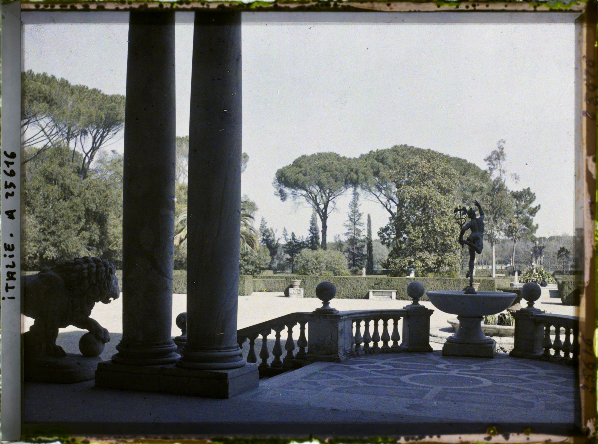 Image représentant Vue sur les jardins depuis la villa Médicis