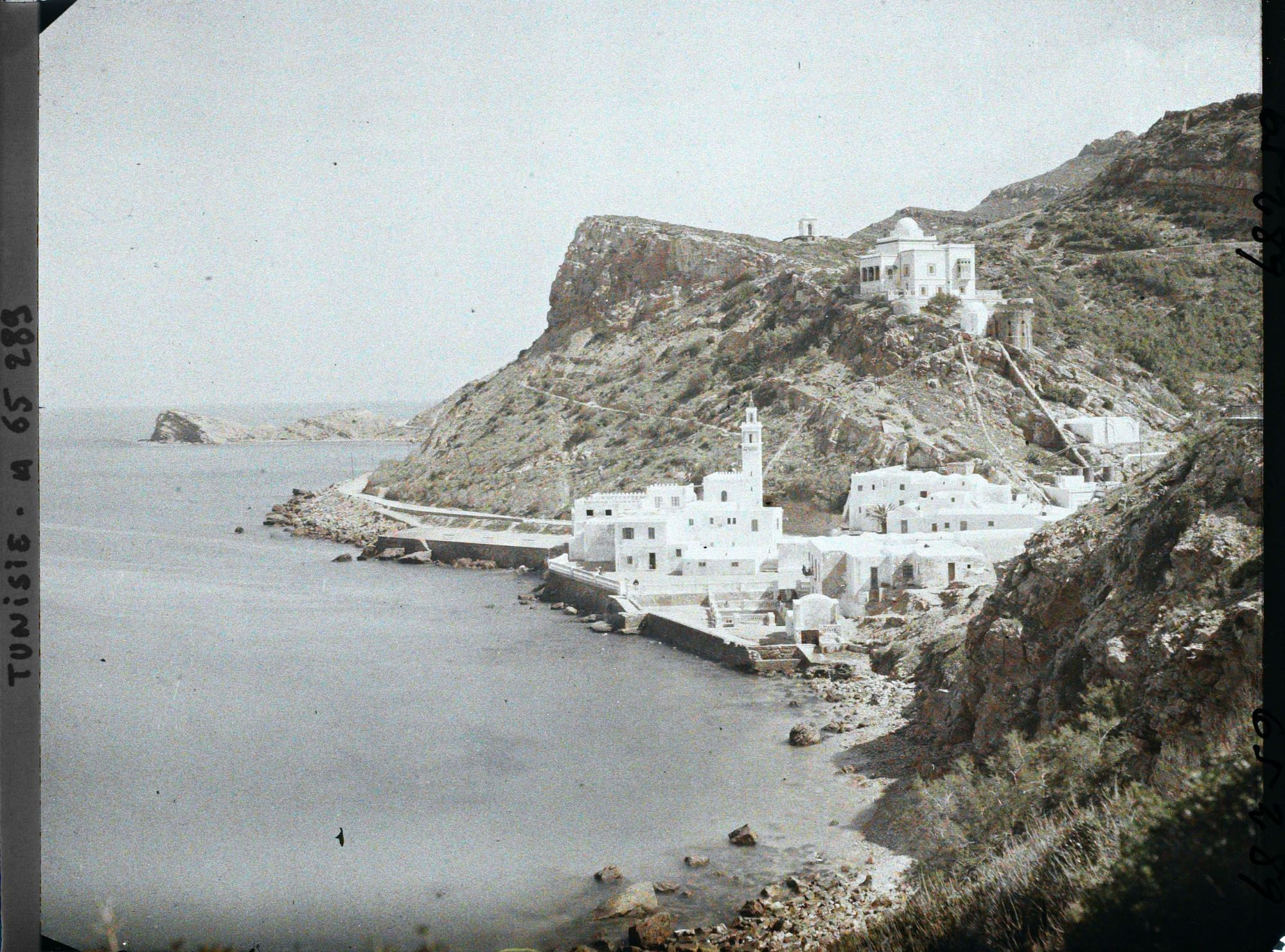 Image représentant Vue panoramique sur les falaises, les établissements thermaux et hôteliers
