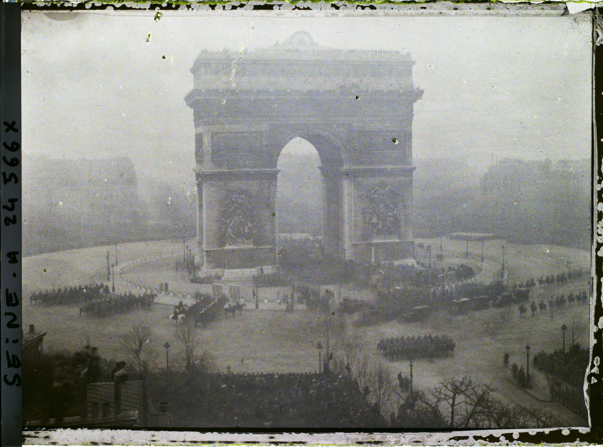 Image représentant La foule à l'Arc de Triomphe à l'occasion du Cinquantenaire de la IIIe République